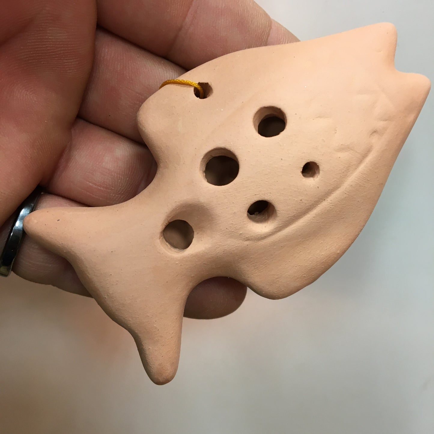 Ocarina en terre cuite en forme d'animaux, dauphin, poisson, lezard... superbes petites pièces faites au Pérou... Modèles au choix ! Des sons pour voyager, des sons doux et profond comme la terre !