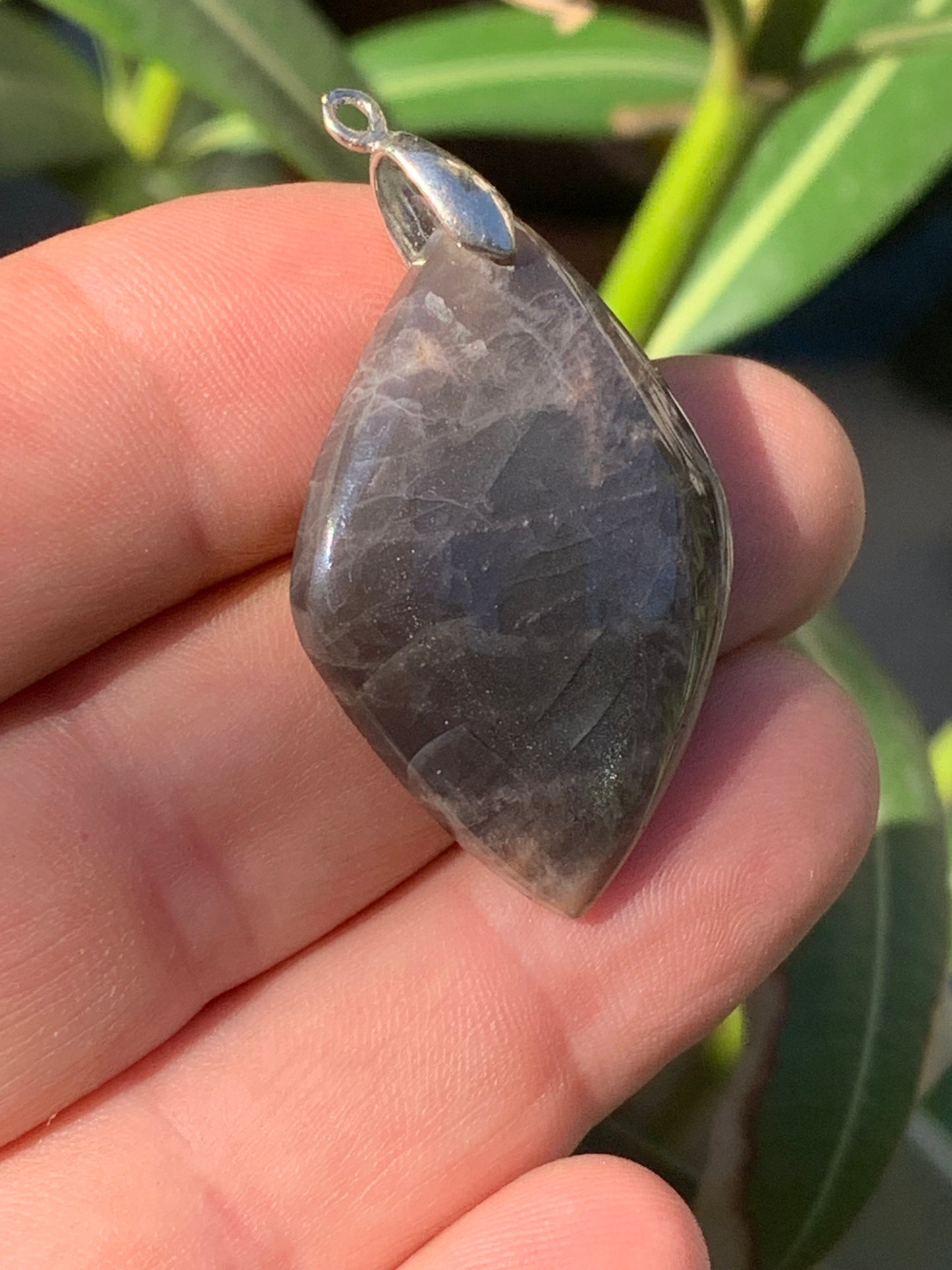 Pierre de lune noire, pendentif en cabochon percé de 48mm x27 x7. Vendu avec cordon réglable de couleur noire !