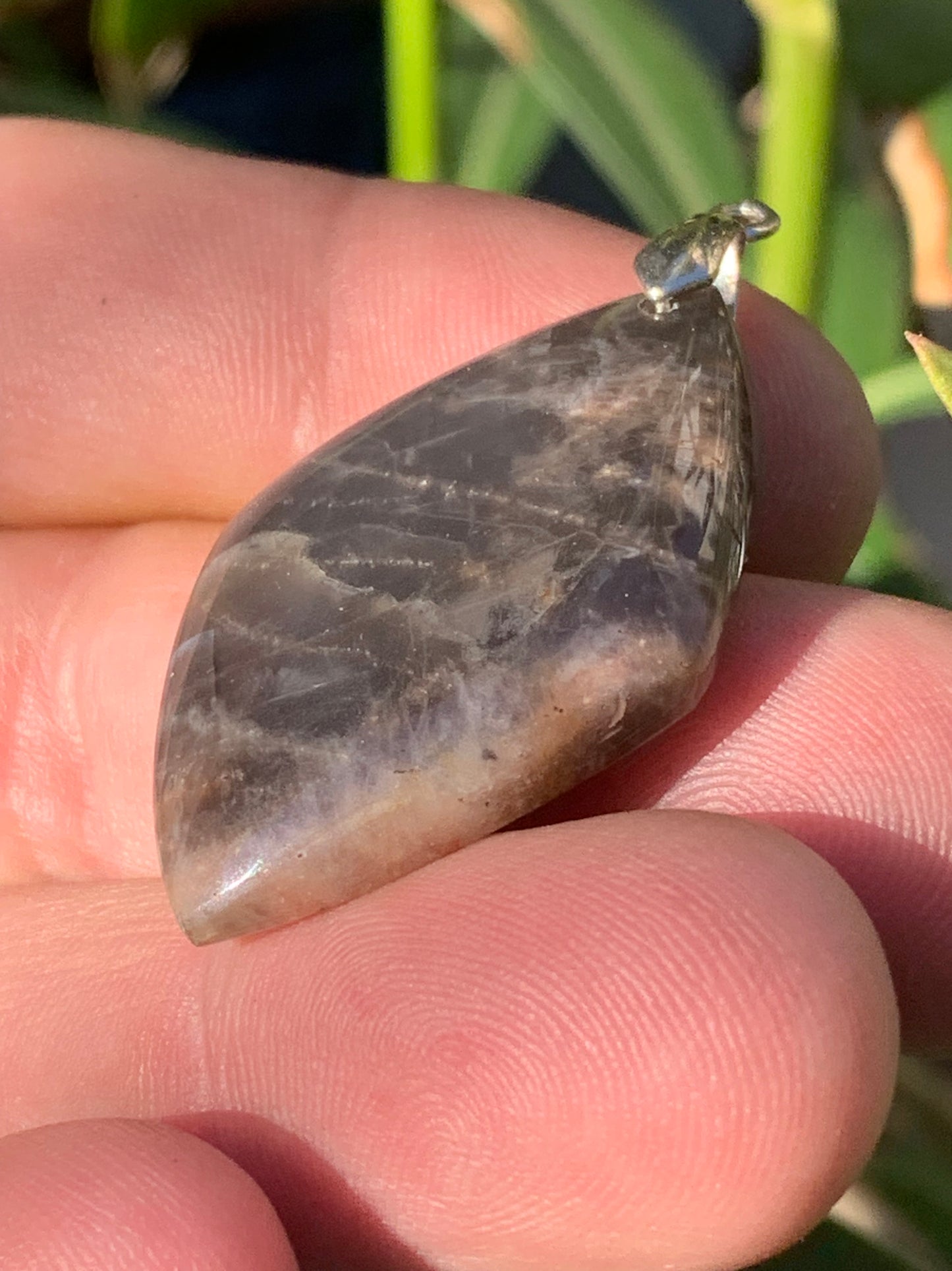 Pierre de lune noire, pendentif en cabochon percé de 48mm x27 x7. Vendu avec cordon réglable de couleur noire !