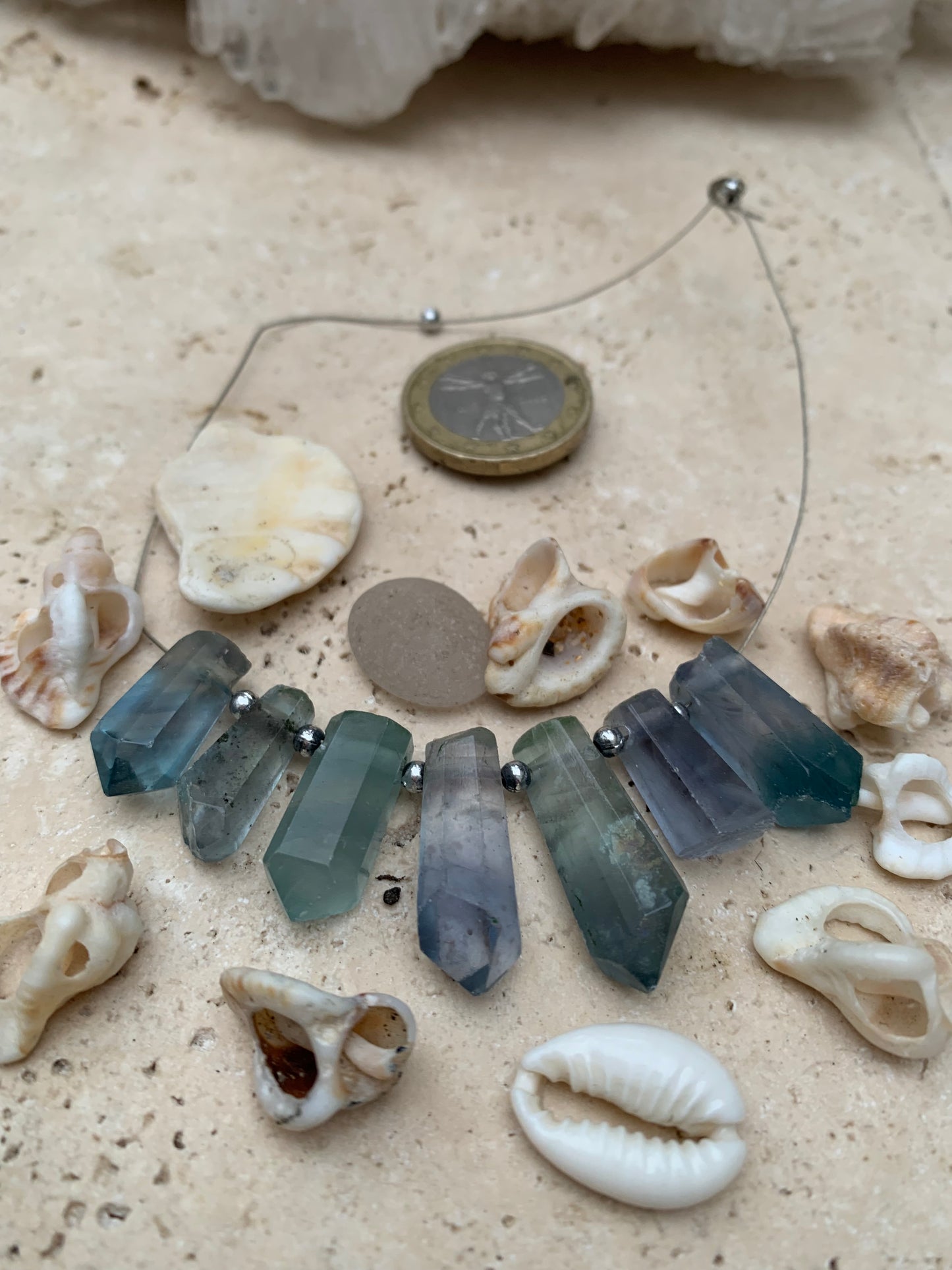 Fluorite bleue, set de 7 cristaux percés de 18 à 27 mm x 7 à 8 x 5 à 7. Qualité AA à AAA, parfait pour être monter en bijoux ou collection !
