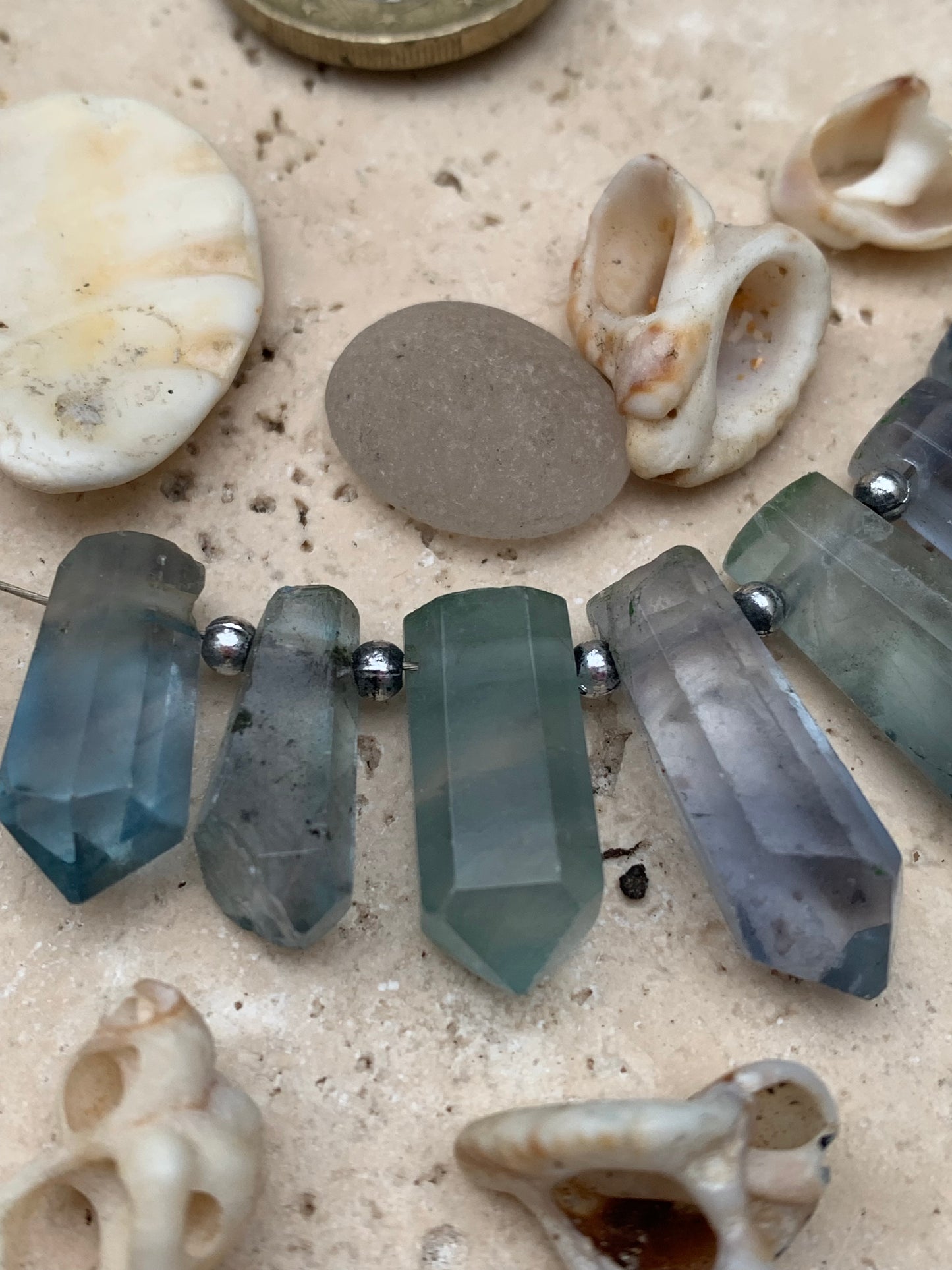 Fluorite bleue, set de 7 cristaux percés de 18 à 27 mm x 7 à 8 x 5 à 7. Qualité AA à AAA, parfait pour être monter en bijoux ou collection !