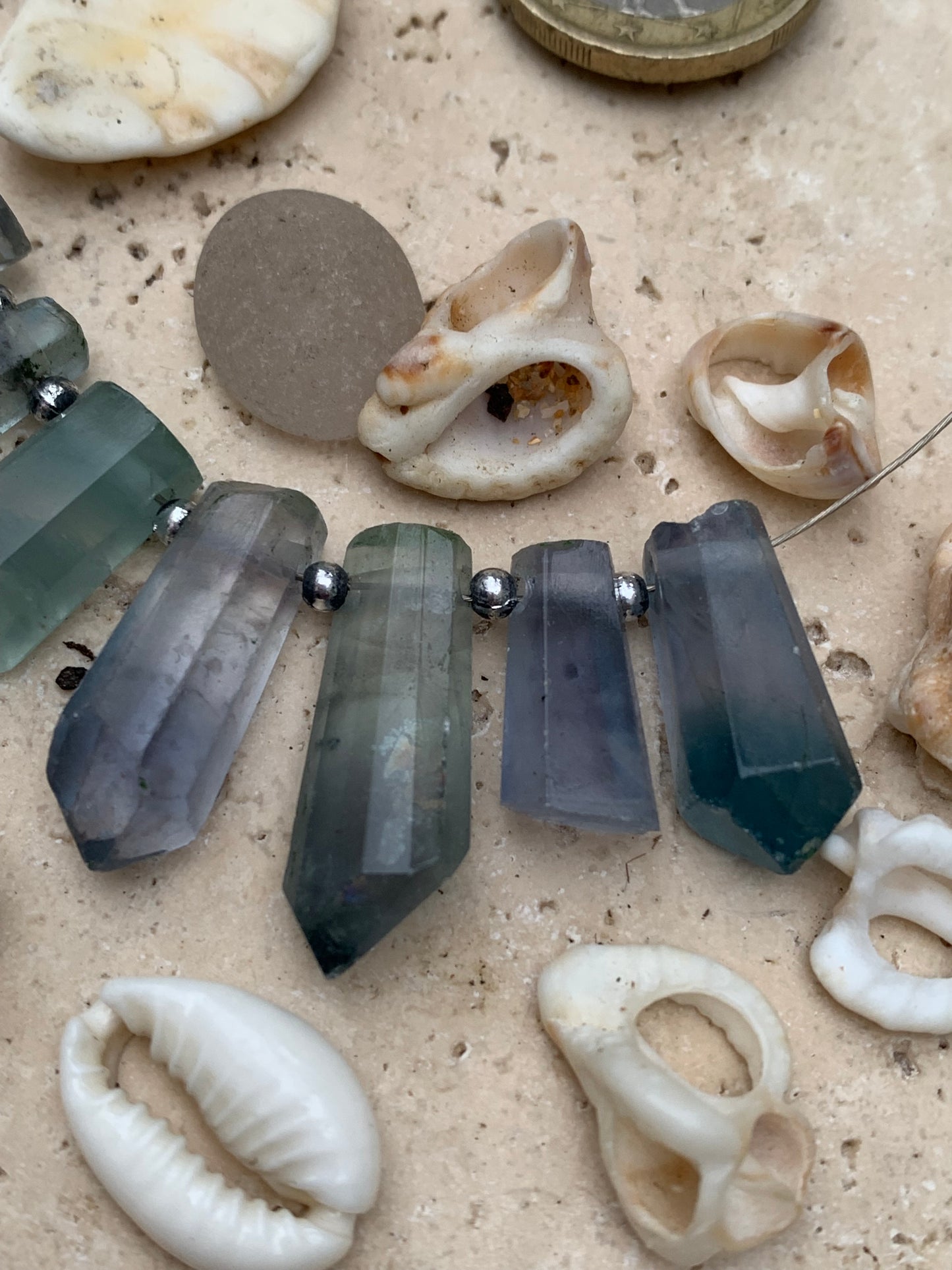 Fluorite bleue, set de 7 cristaux percés de 18 à 27 mm x 7 à 8 x 5 à 7. Qualité AA à AAA, parfait pour être monter en bijoux ou collection !