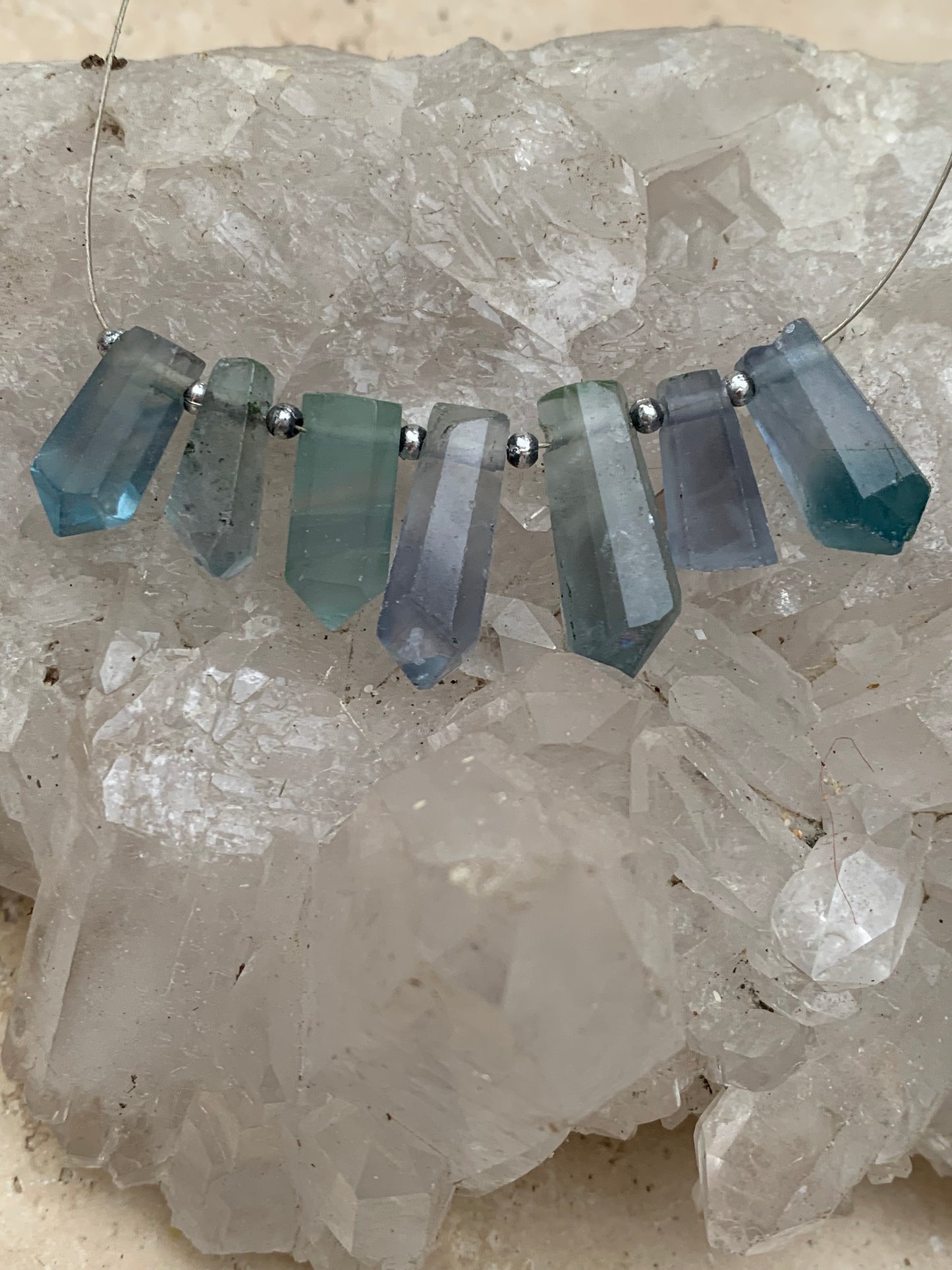 Fluorite bleue, set de 7 cristaux percés de 18 à 27 mm x 7 à 8 x 5 à 7. Qualité AA à AAA, parfait pour être monter en bijoux ou collection !