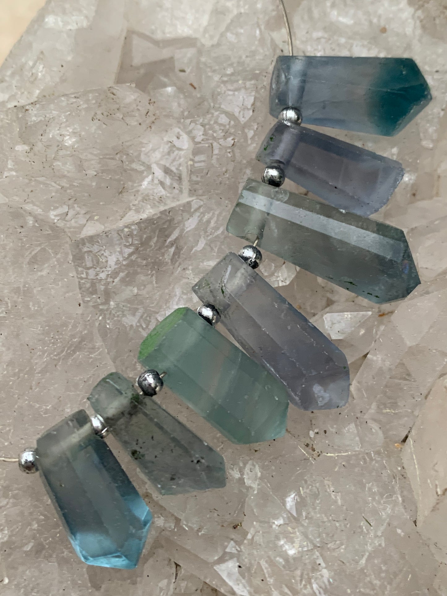 Fluorite bleue, set de 7 cristaux percés de 18 à 27 mm x 7 à 8 x 5 à 7. Qualité AA à AAA, parfait pour être monter en bijoux ou collection !