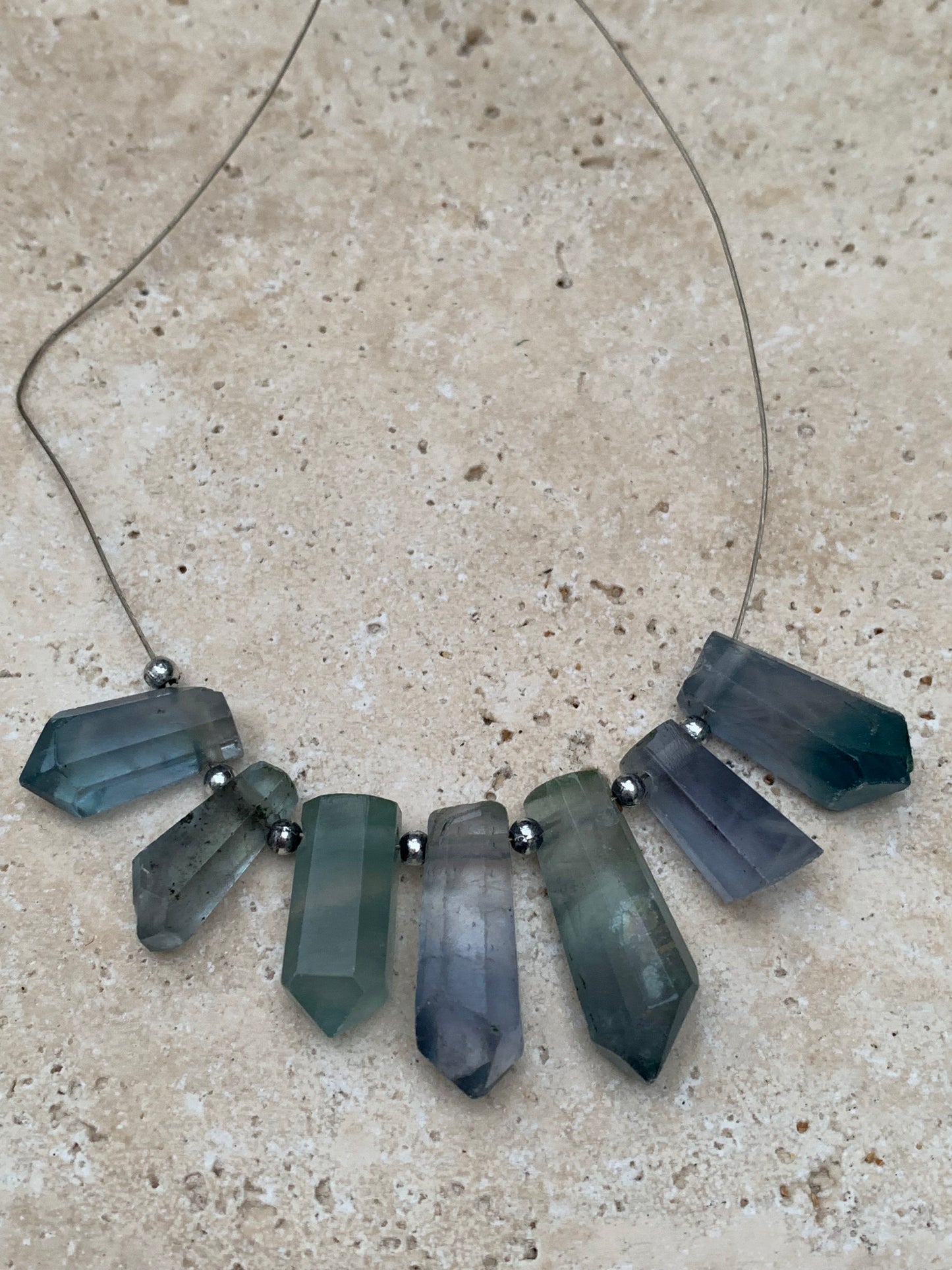 Fluorite bleue, set de 7 cristaux percés de 18 à 27 mm x 7 à 8 x 5 à 7. Qualité AA à AAA, parfait pour être monter en bijoux ou collection !