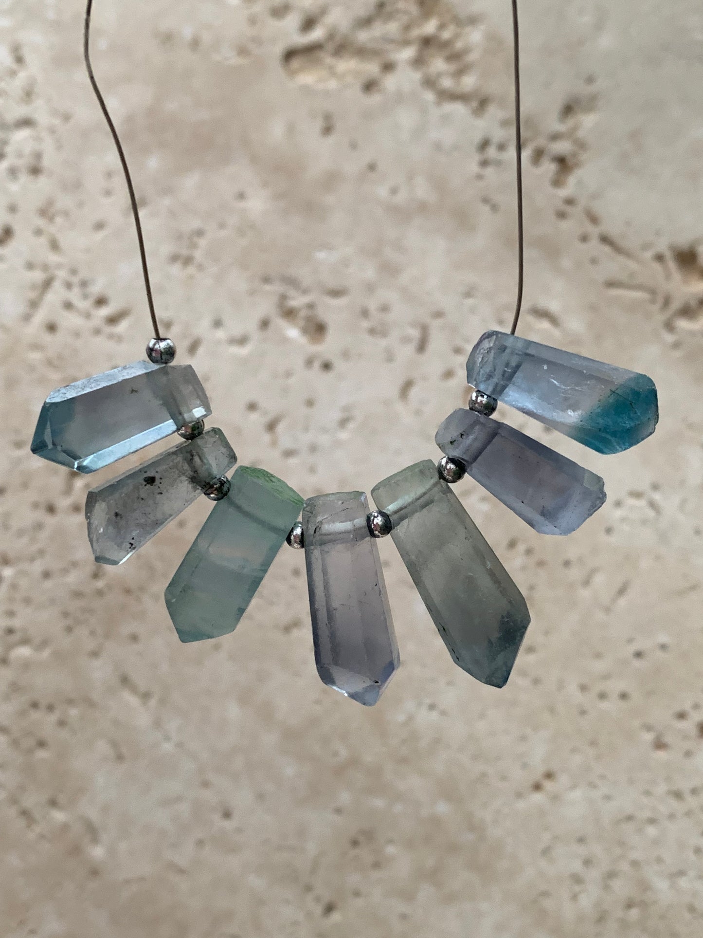 Fluorite bleue, set de 7 cristaux percés de 18 à 27 mm x 7 à 8 x 5 à 7. Qualité AA à AAA, parfait pour être monter en bijoux ou collection !