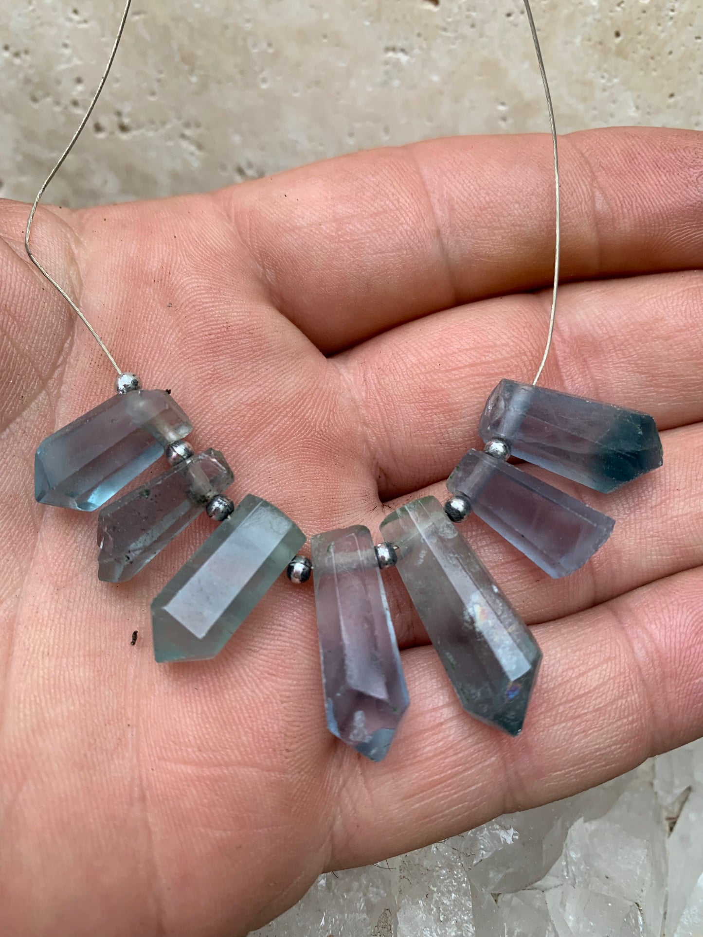 Fluorite bleue, set de 7 cristaux percés de 18 à 27 mm x 7 à 8 x 5 à 7. Qualité AA à AAA, parfait pour être monter en bijoux ou collection !