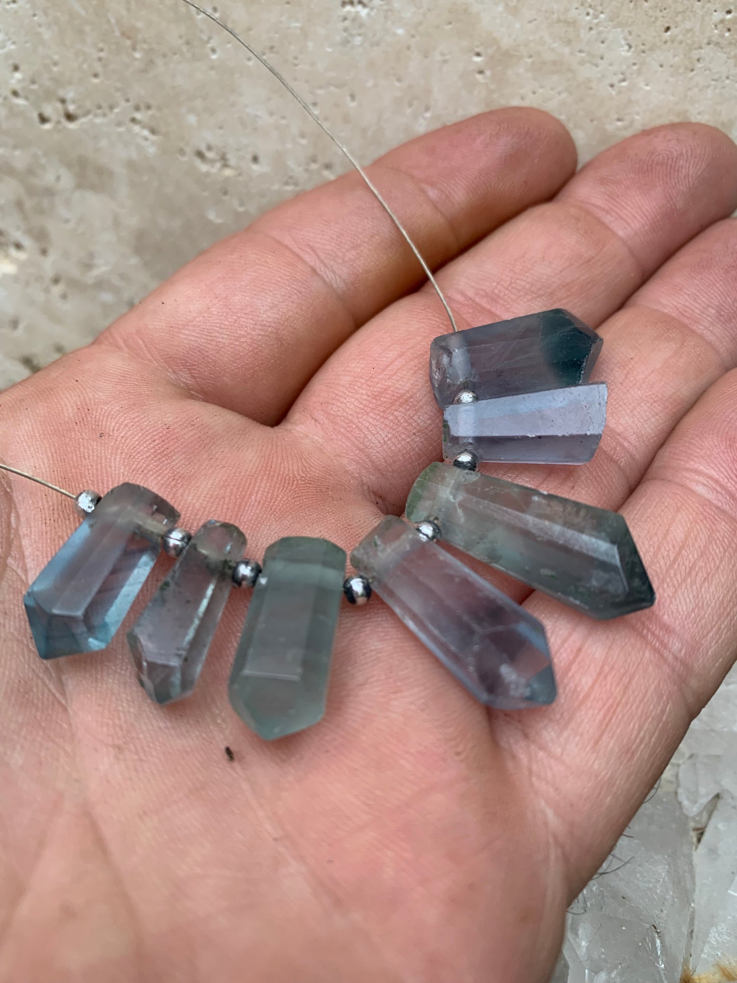 Fluorite bleue, set de 7 cristaux percés de 18 à 27 mm x 7 à 8 x 5 à 7. Qualité AA à AAA, parfait pour être monter en bijoux ou collection !