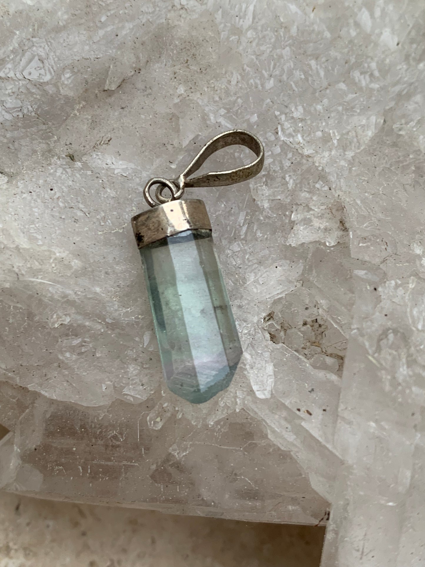 Fluorite bleue, pièce unique en Argent de 35 millimètres x 9 x 5. Vendu avec un cordon réglable de couleur noire !