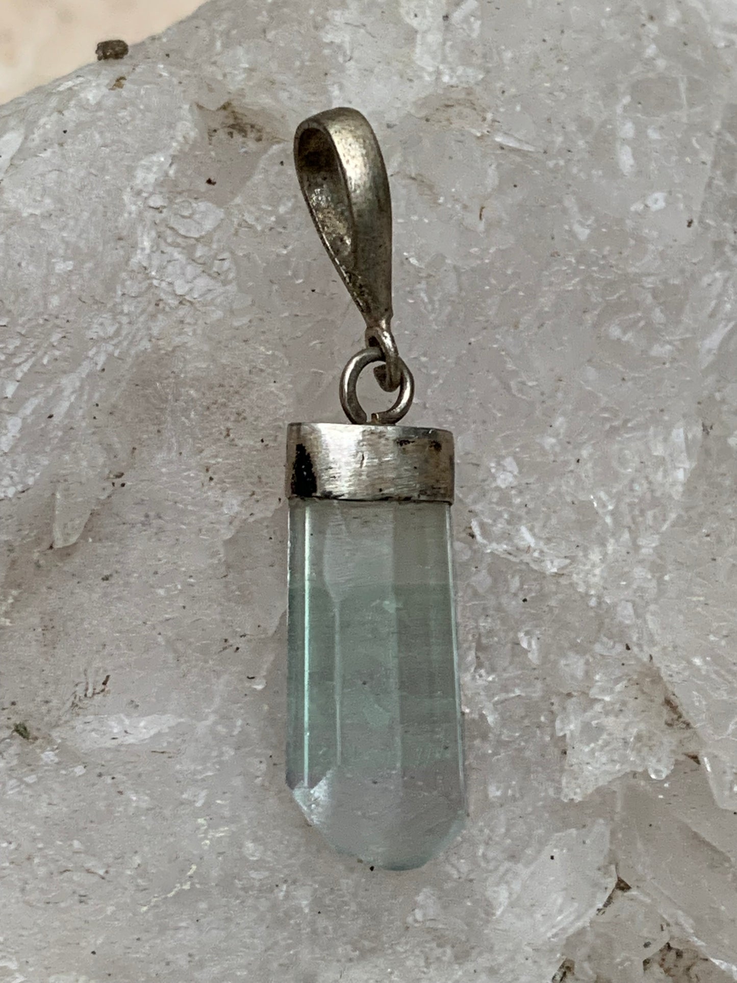 Fluorite bleue, pièce unique en Argent de 35 millimètres x 9 x 5. Vendu avec un cordon réglable de couleur noire !