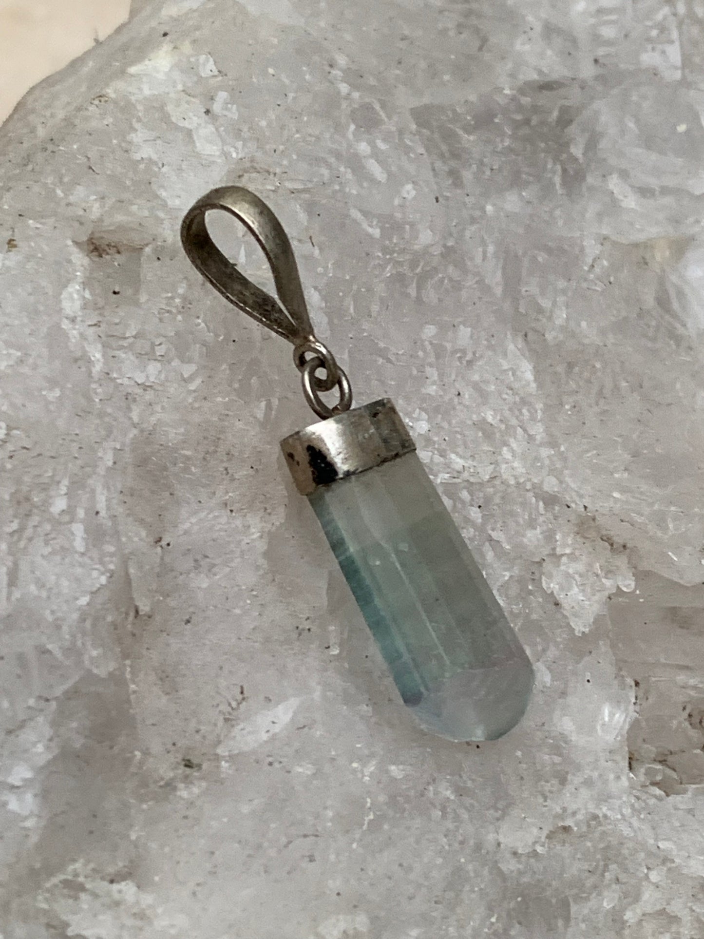 Fluorite bleue, pièce unique en Argent de 35 millimètres x 9 x 5. Vendu avec un cordon réglable de couleur noire !
