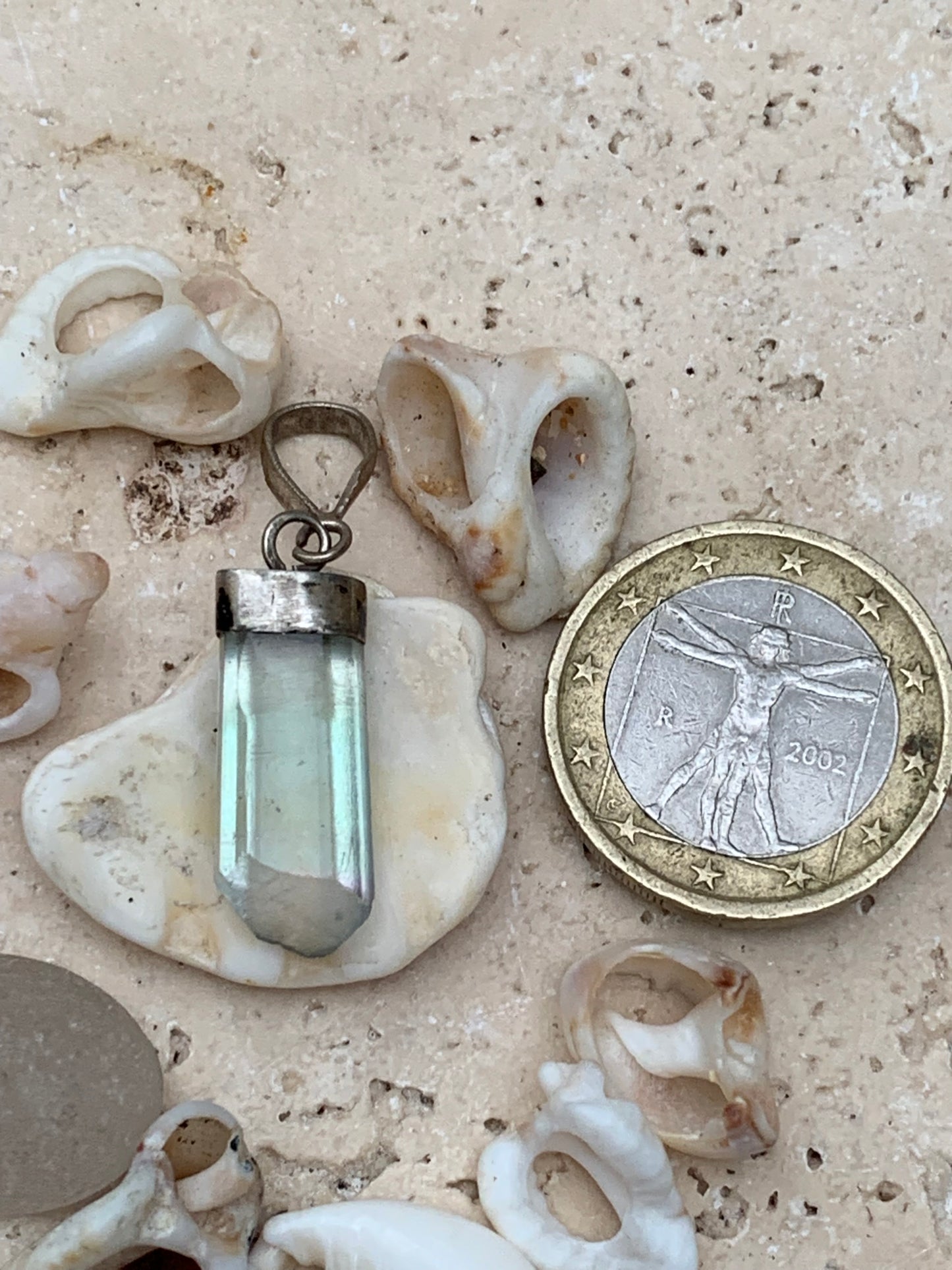 Fluorite bleue, pièce unique en Argent de 35 millimètres x 9 x 5. Vendu avec un cordon réglable de couleur noire !