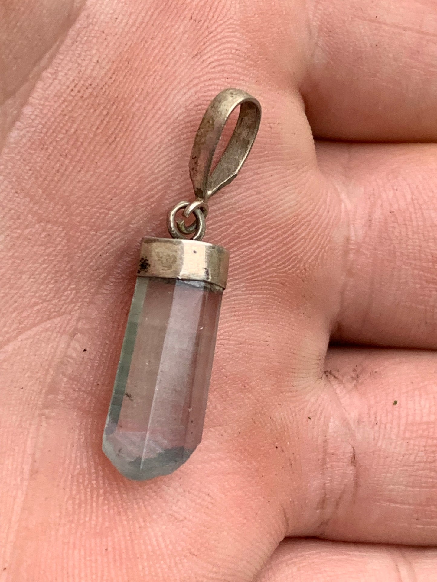 Fluorite bleue, pièce unique en Argent de 35 millimètres x 9 x 5. Vendu avec un cordon réglable de couleur noire !