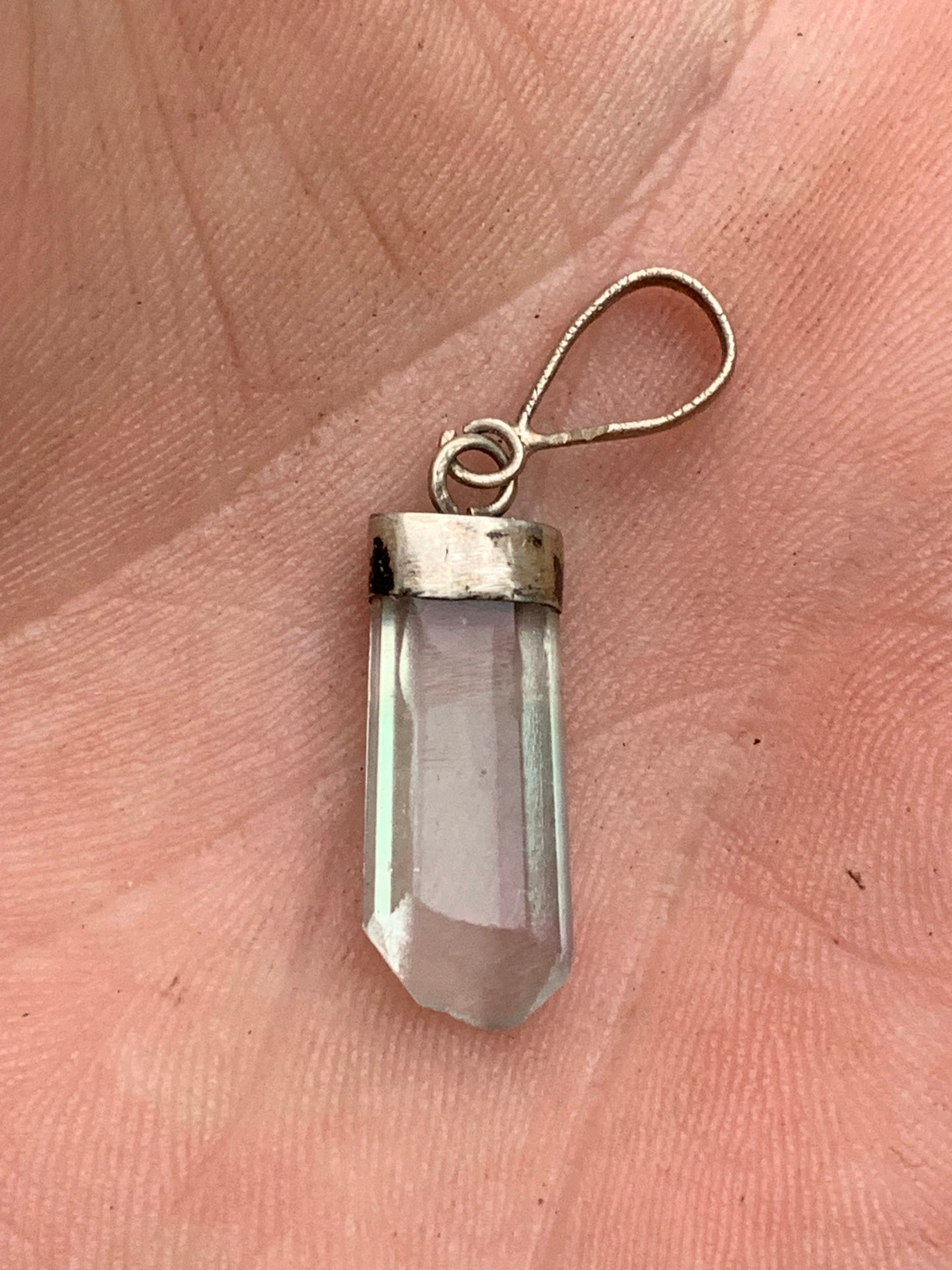 Fluorite bleue, pièce unique en Argent de 35 millimètres x 9 x 5. Vendu avec un cordon réglable de couleur noire !