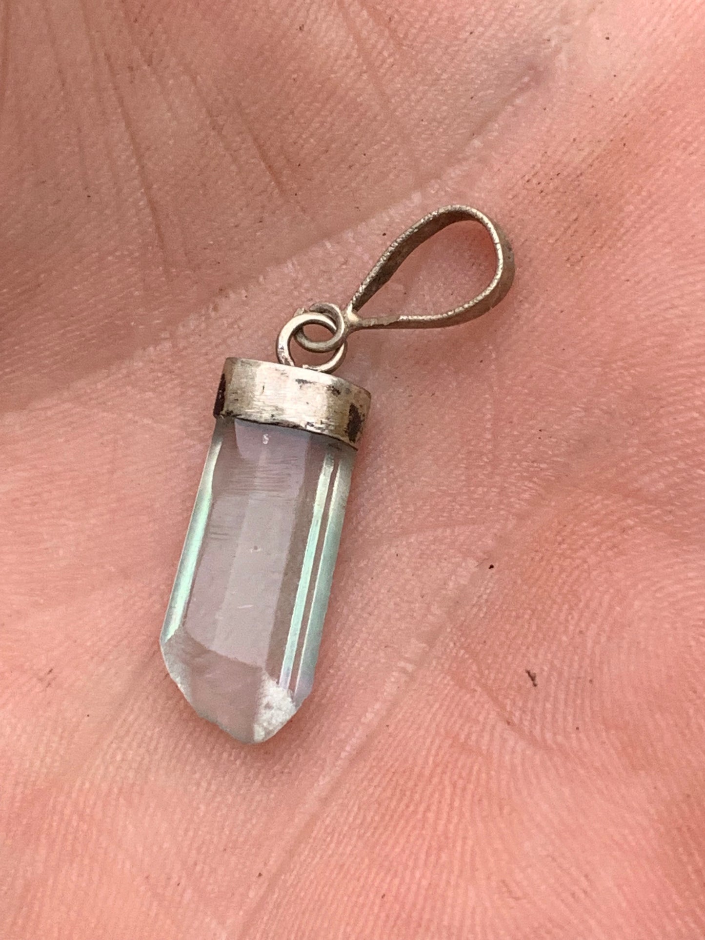 Fluorite bleue, pièce unique en Argent de 35 millimètres x 9 x 5. Vendu avec un cordon réglable de couleur noire !