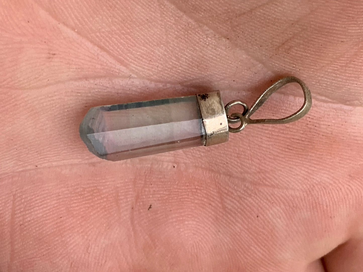 Fluorite bleue, pièce unique en Argent de 35 millimètres x 9 x 5. Vendu avec un cordon réglable de couleur noire !