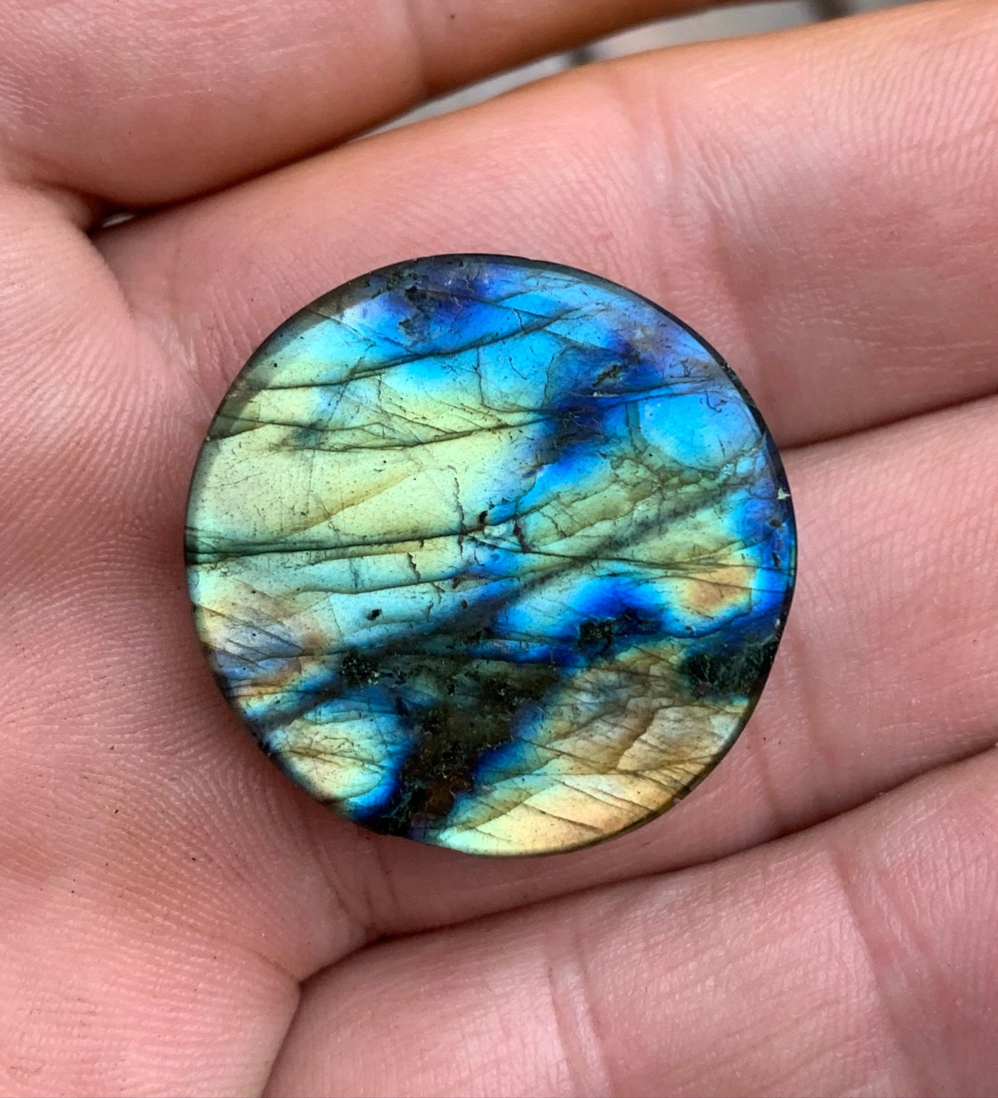 Labradorite, cabochon gravé de 27mm de diamètre x 8. Qualité AA à AAA, parfait pour être monter en bijoux ou collection !