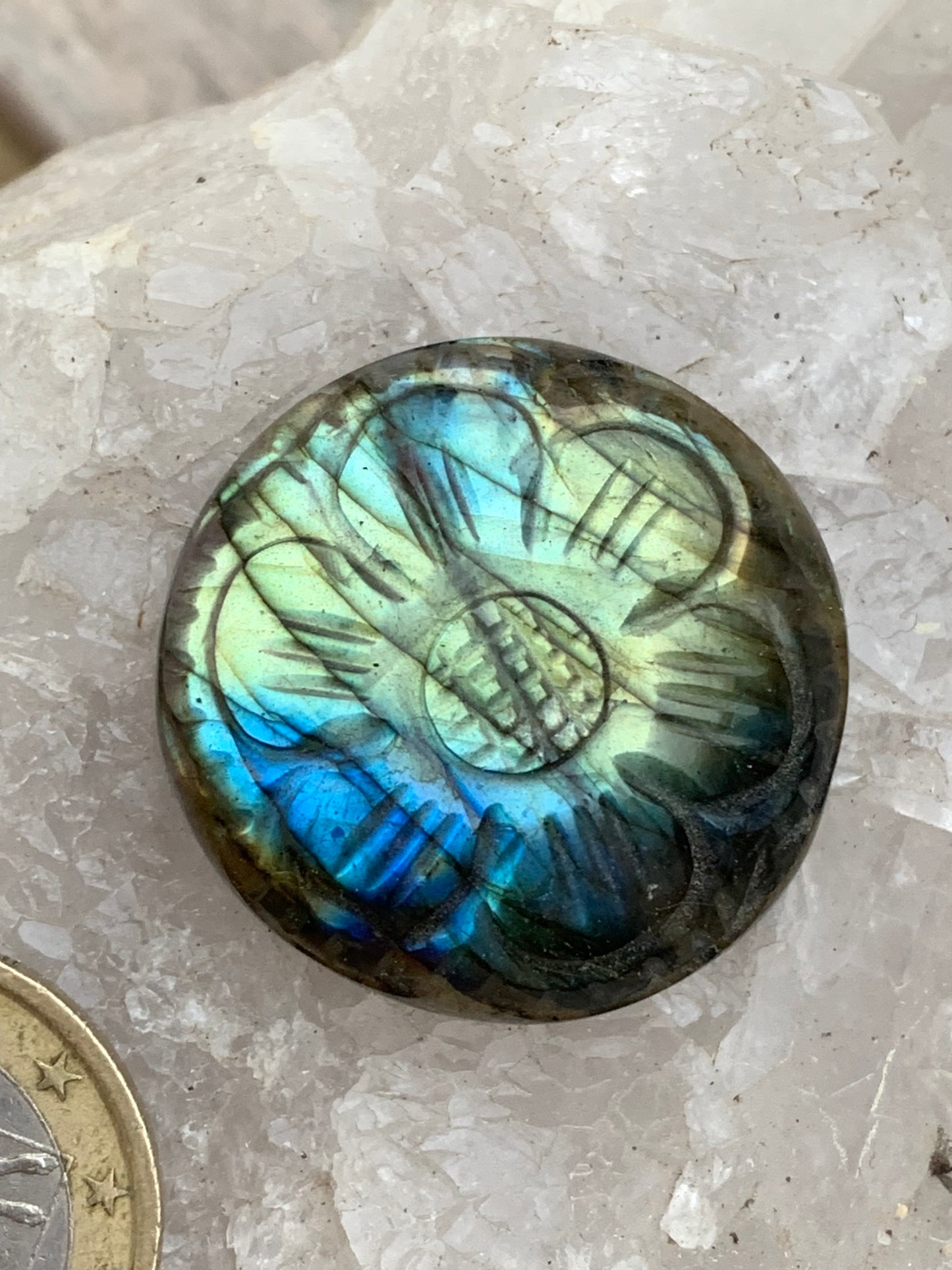Labradorite, cabochon gravé de 27mm de diamètre x 8. Qualité AA à AAA, parfait pour être monter en bijoux ou collection !
