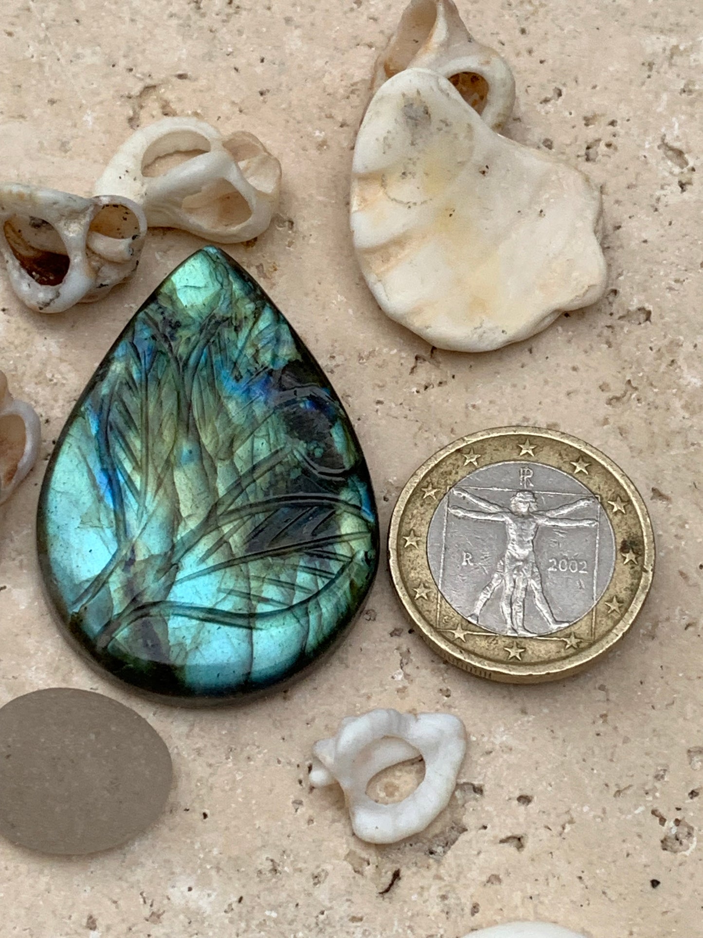 Labradorite, cabochon gravé de 42mm x 30 x 7. Qualité AA à AAA, parfait pour être monter en bijoux ou collection !