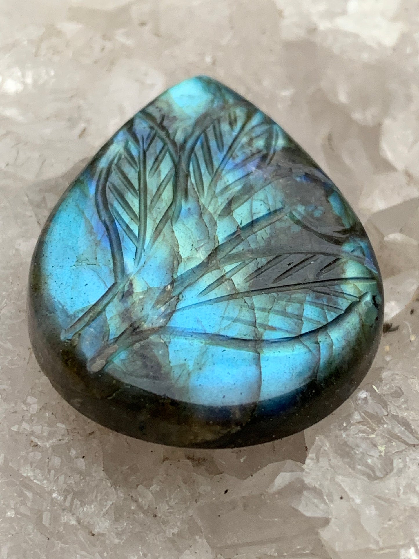 Labradorite, cabochon gravé de 42mm x 30 x 7. Qualité AA à AAA, parfait pour être monter en bijoux ou collection !