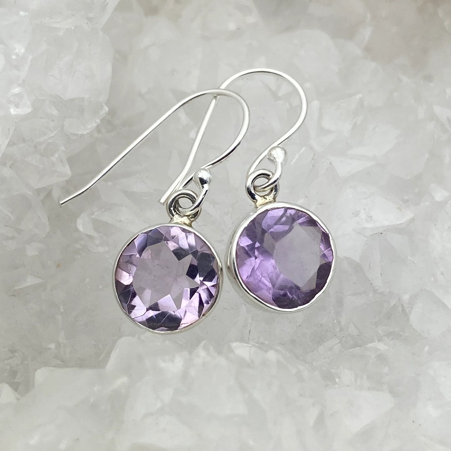 Boucles d'oreilles en Améthyste, cabochon sertis de formes rondes, qualité AA à AAA. Vendu en finition Argent, parfait !