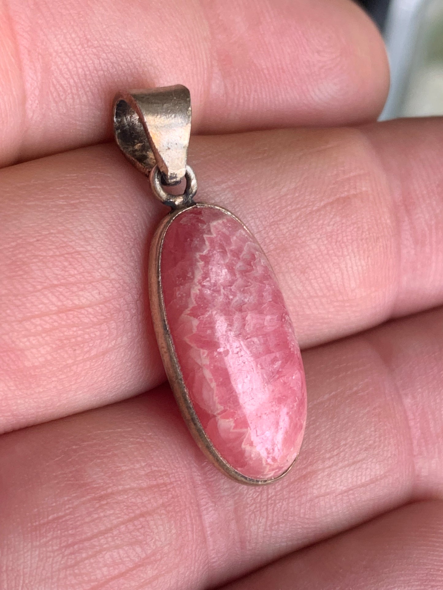 Rhodochrosite ! Pendentif en Argent de 42 mm x 11 x 7. Vendu avec un cordon réglable de couleur noire !