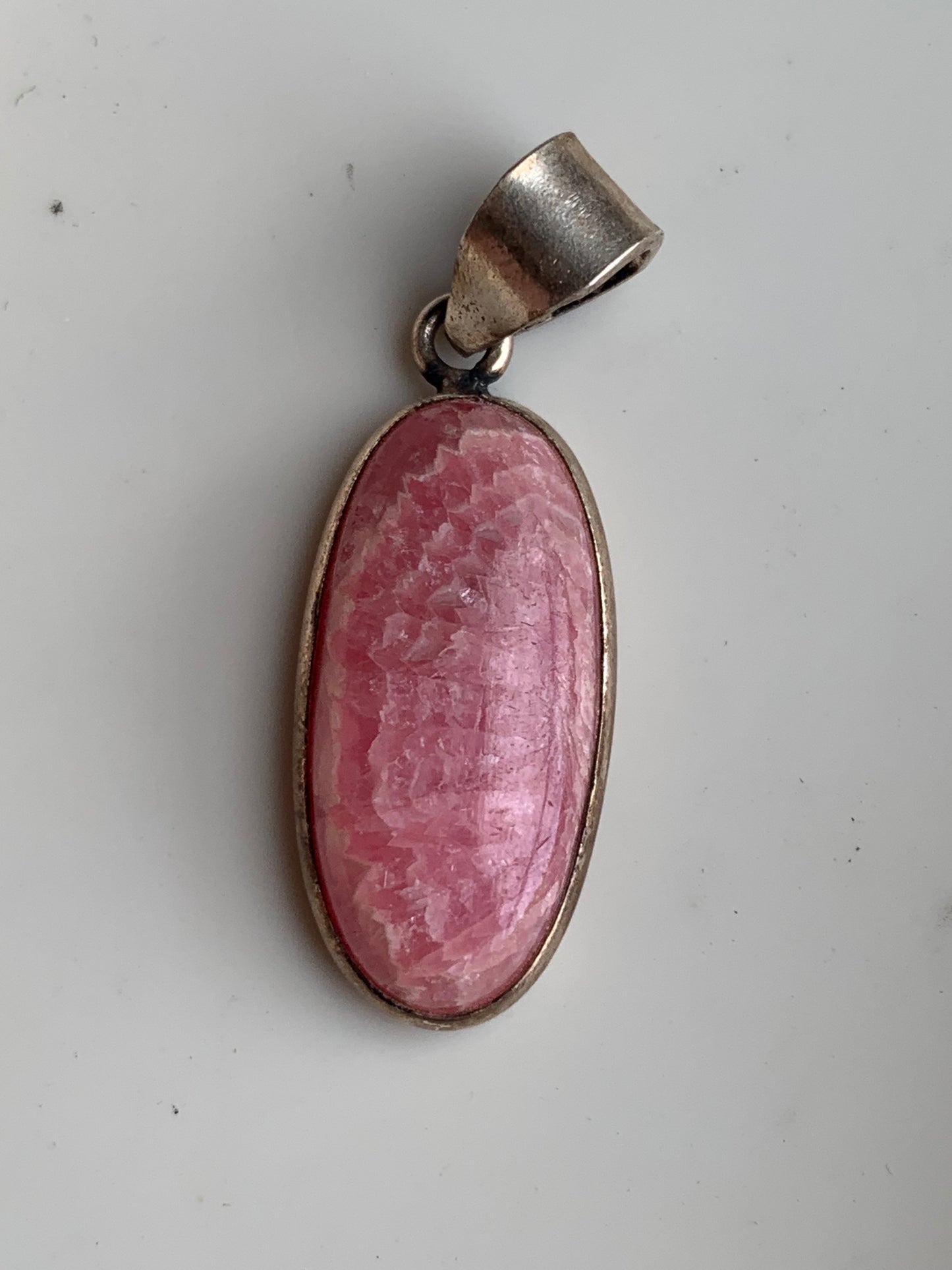Rhodochrosite ! Pendentif en Argent de 42 mm x 11 x 7. Vendu avec un cordon réglable de couleur noire !