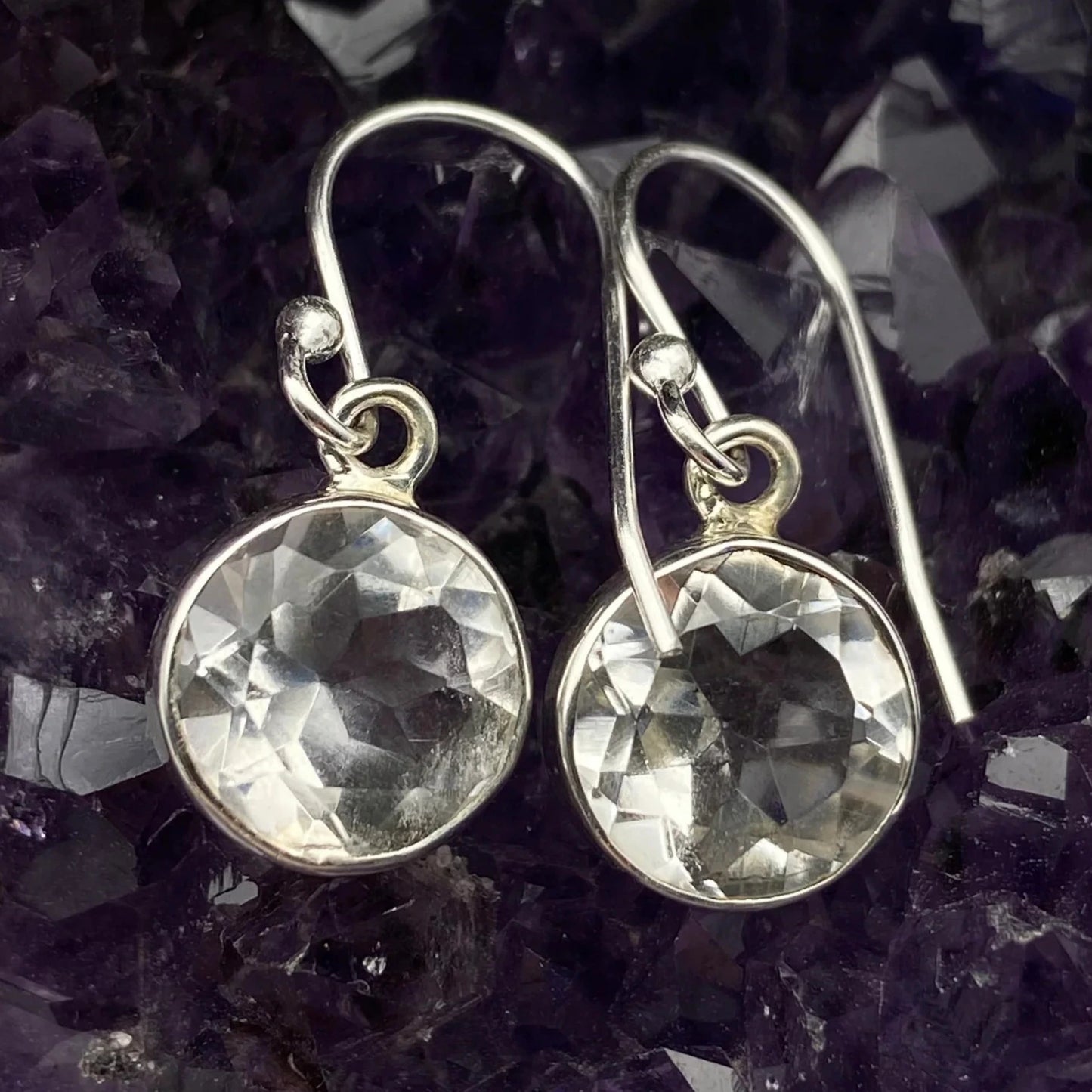 Boucles d'oreilles en Cristal de Roche (quartz), cabochon sertis de formes rondes, qualité AA à AAA. Vendu en finition Argent, parfait !