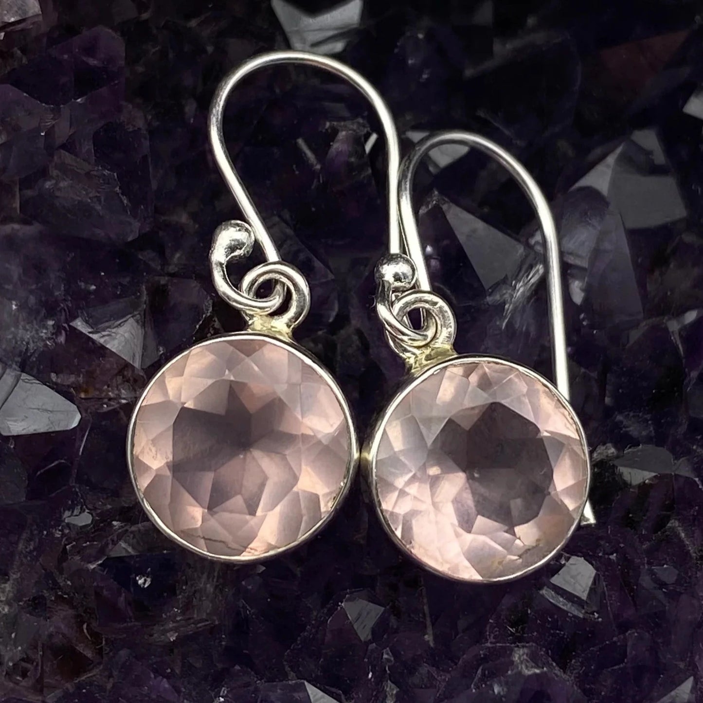 Boucles d'oreilles en Quartz Rose, cabochon sertis de formes rondes, qualité AA à AAA. Vendu en finition Argent, parfait !