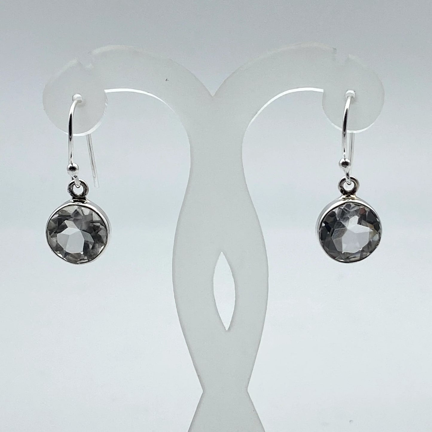 Boucles d'oreilles en Cristal de Roche (quartz), cabochon sertis de formes rondes, qualité AA à AAA. Vendu en finition Argent, parfait !