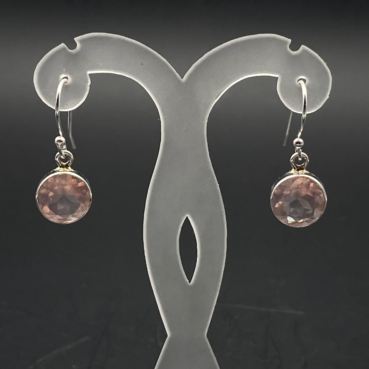Boucles d'oreilles en Quartz Rose, cabochon sertis de formes rondes, qualité AA à AAA. Vendu en finition Argent, parfait !