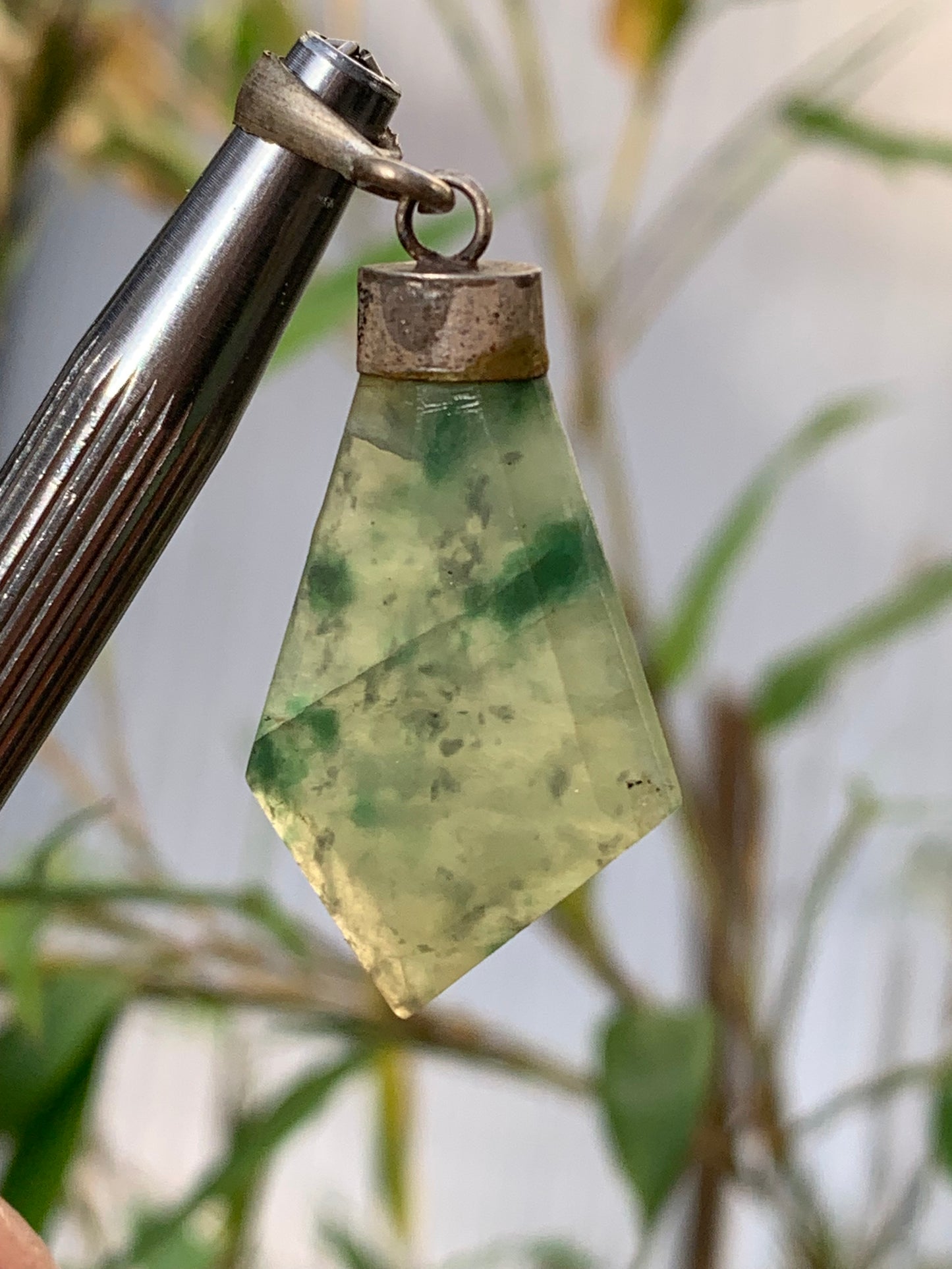 Jade ! Pendentif unique en Argent d'une pierre rare, 42 mm de hauteur x 18 de largeur x 4 d'épaisseur. Vendu avec cordon réglable de couleur noire !