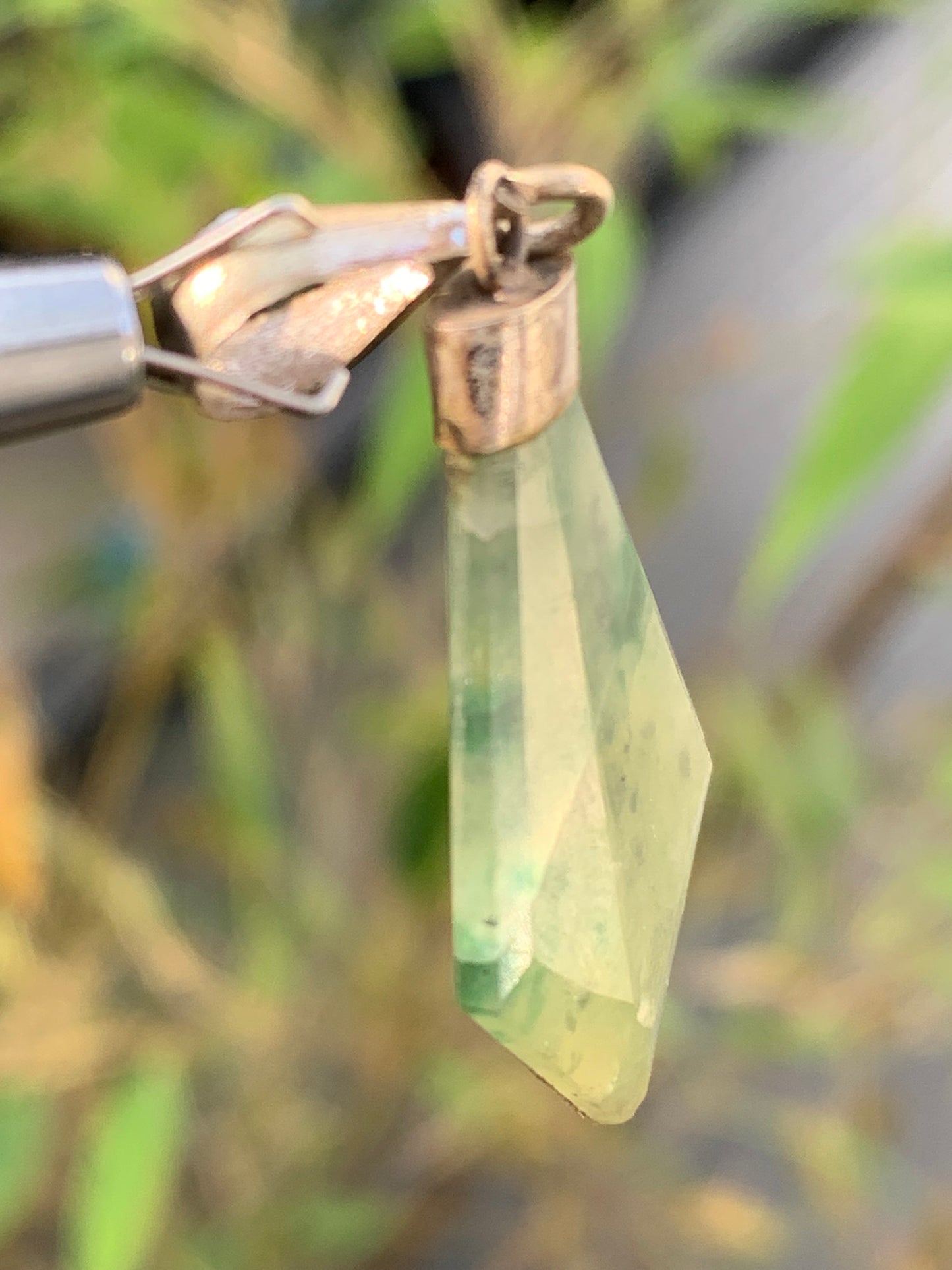Jade ! Pendentif unique en Argent d'une pierre rare, 42 mm de hauteur x 18 de largeur x 4 d'épaisseur. Vendu avec cordon réglable de couleur noire !