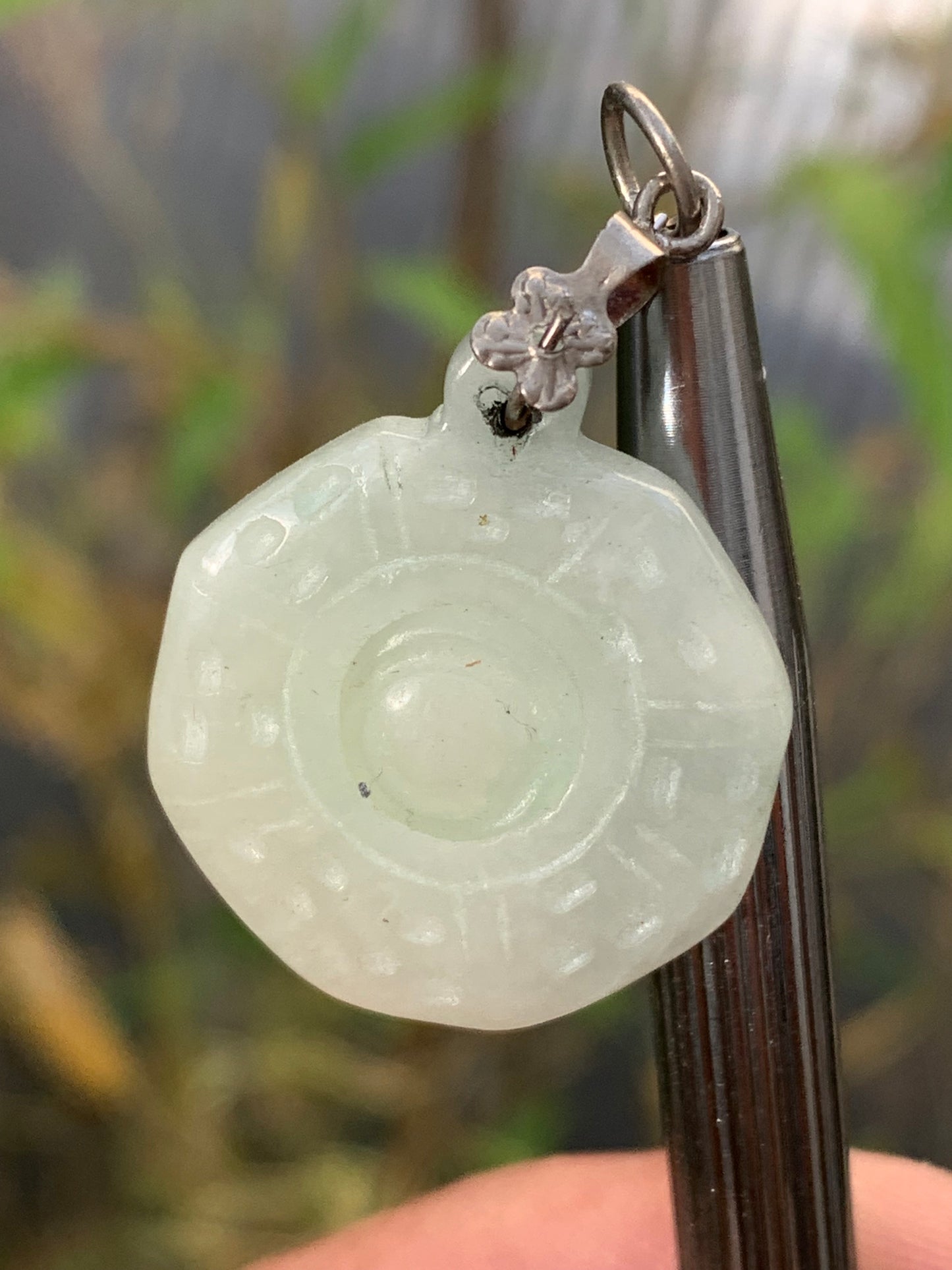 Jade ! Pendentif 'Roue de la vie' avec une jolie bélière fantaisie, 35 mm de hauteur x 23 de largeur x 5 d'épaisseur. Vendu avec cordon réglable de couleur noire.