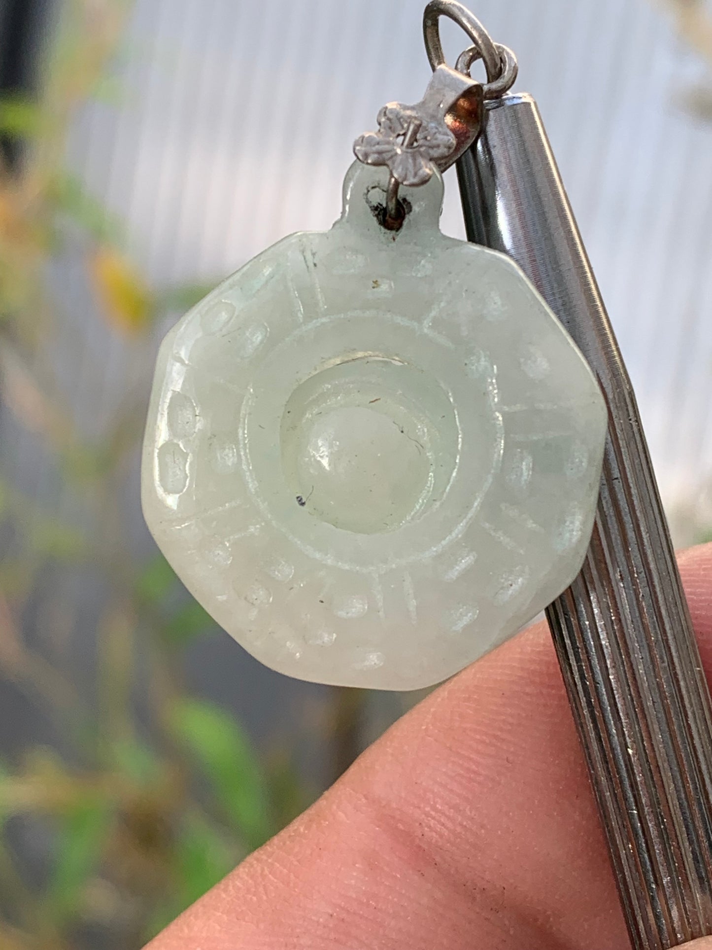 Jade ! Pendentif 'Roue de la vie' avec une jolie bélière fantaisie, 35 mm de hauteur x 23 de largeur x 5 d'épaisseur. Vendu avec cordon réglable de couleur noire.