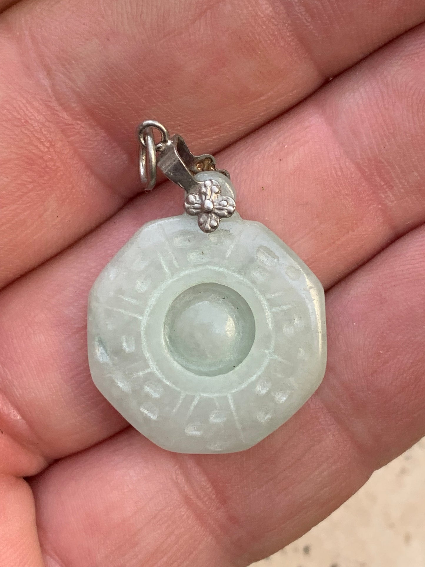 Jade ! Pendentif 'Roue de la vie' avec une jolie bélière fantaisie, 35 mm de hauteur x 23 de largeur x 5 d'épaisseur. Vendu avec cordon réglable de couleur noire.