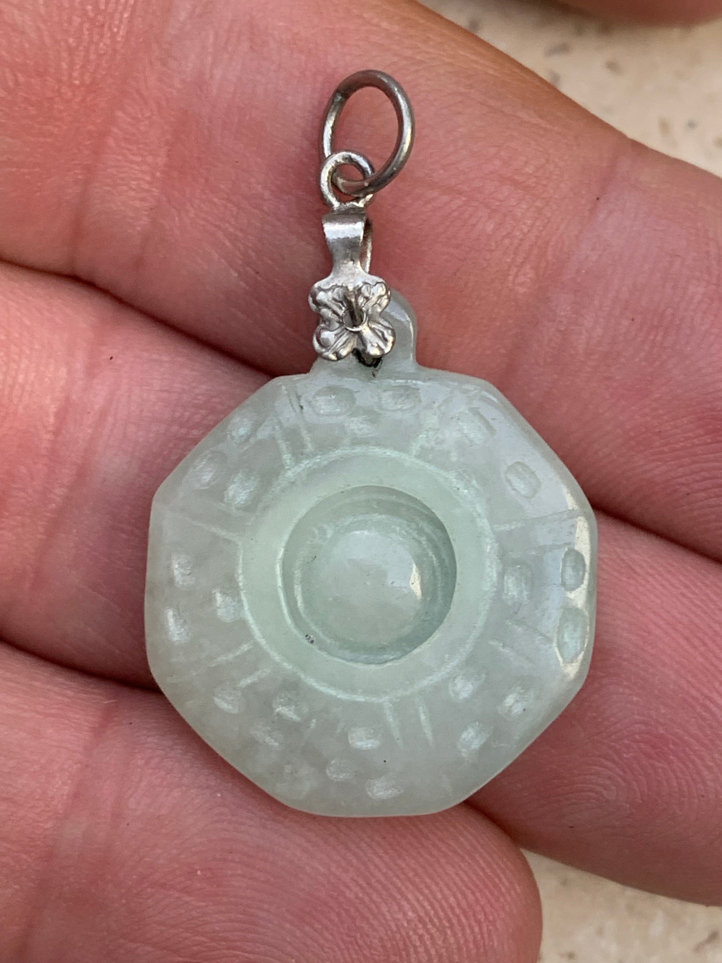 Jade ! Pendentif 'Roue de la vie' avec une jolie bélière fantaisie, 35 mm de hauteur x 23 de largeur x 5 d'épaisseur. Vendu avec cordon réglable de couleur noire.