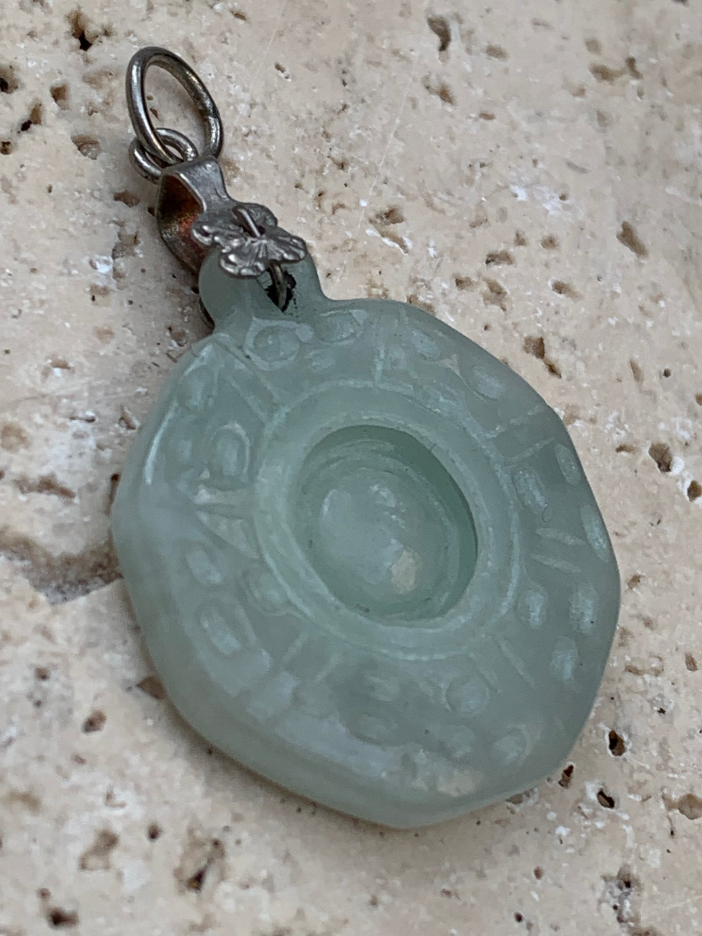Jade ! Pendentif 'Roue de la vie' avec une jolie bélière fantaisie, 35 mm de hauteur x 23 de largeur x 5 d'épaisseur. Vendu avec cordon réglable de couleur noire.