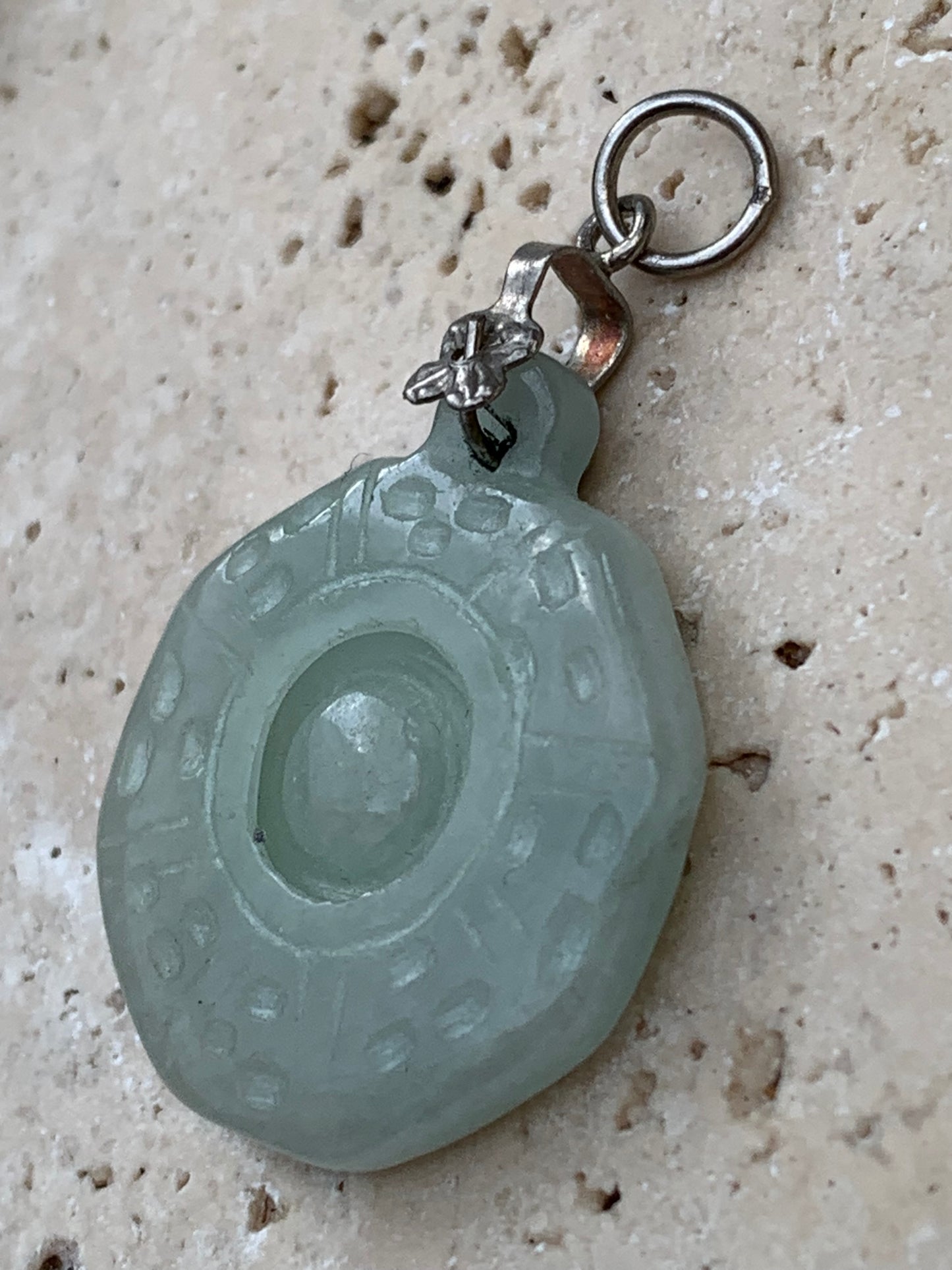Jade ! Pendentif 'Roue de la vie' avec une jolie bélière fantaisie, 35 mm de hauteur x 23 de largeur x 5 d'épaisseur. Vendu avec cordon réglable de couleur noire.