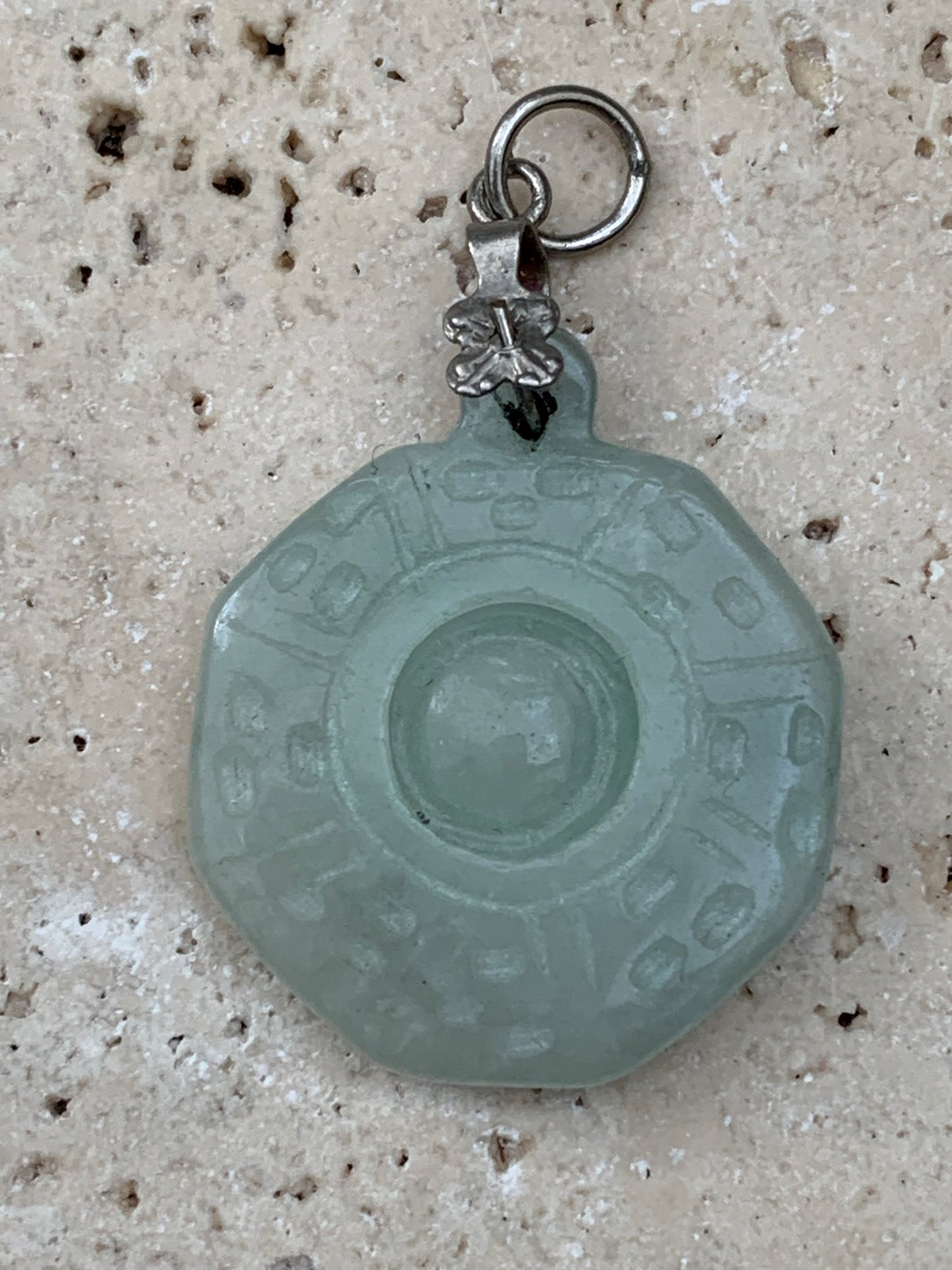 Jade ! Pendentif 'Roue de la vie' avec une jolie bélière fantaisie, 35 mm de hauteur x 23 de largeur x 5 d'épaisseur. Vendu avec cordon réglable de couleur noire.