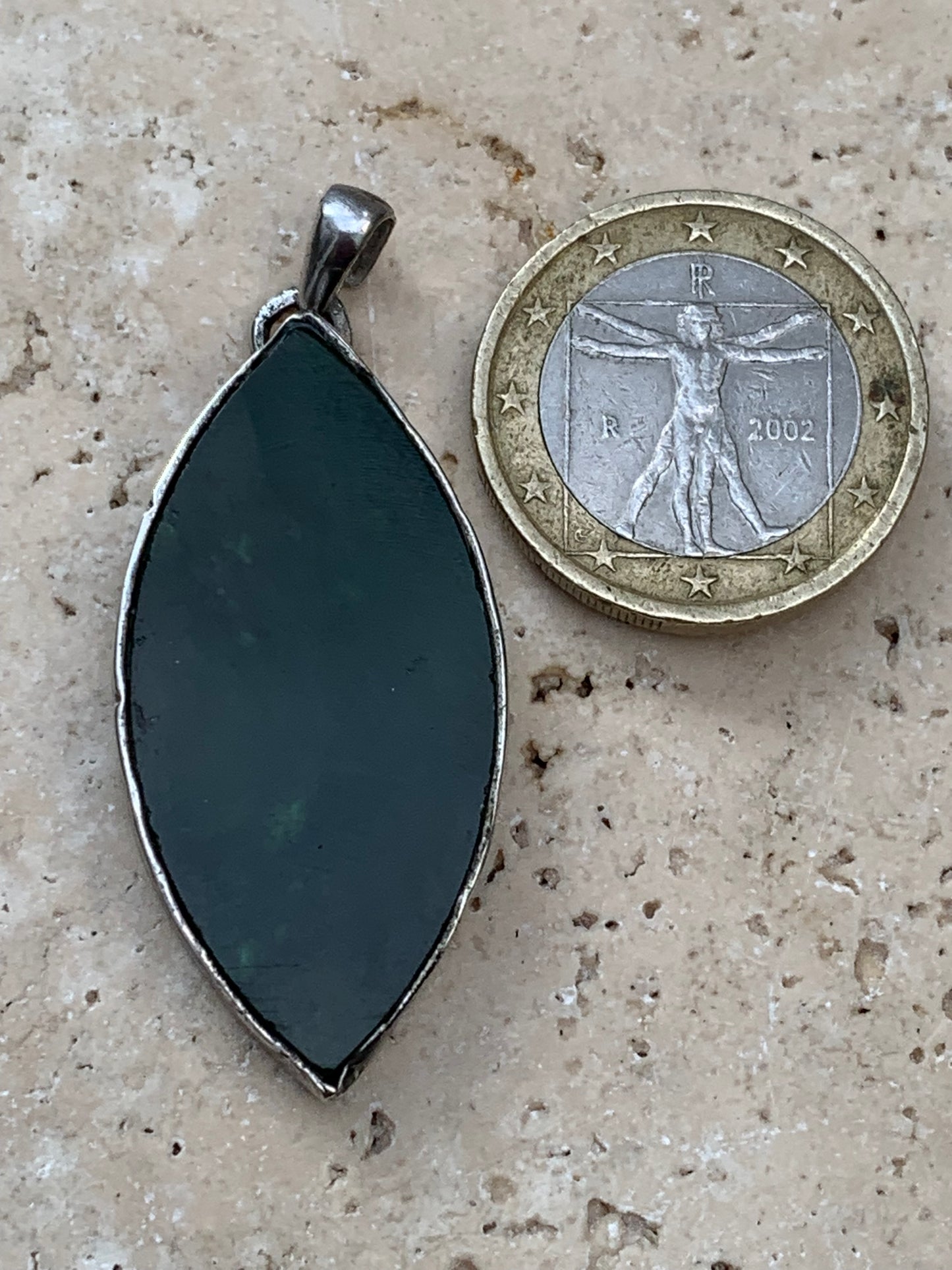 Jade, pendentif en Argent fait par G & Z, 47 mm de hauteur x 20 de largeur x 6 d'épaisseur. Vendu avec cordon réglable de couleur noire.