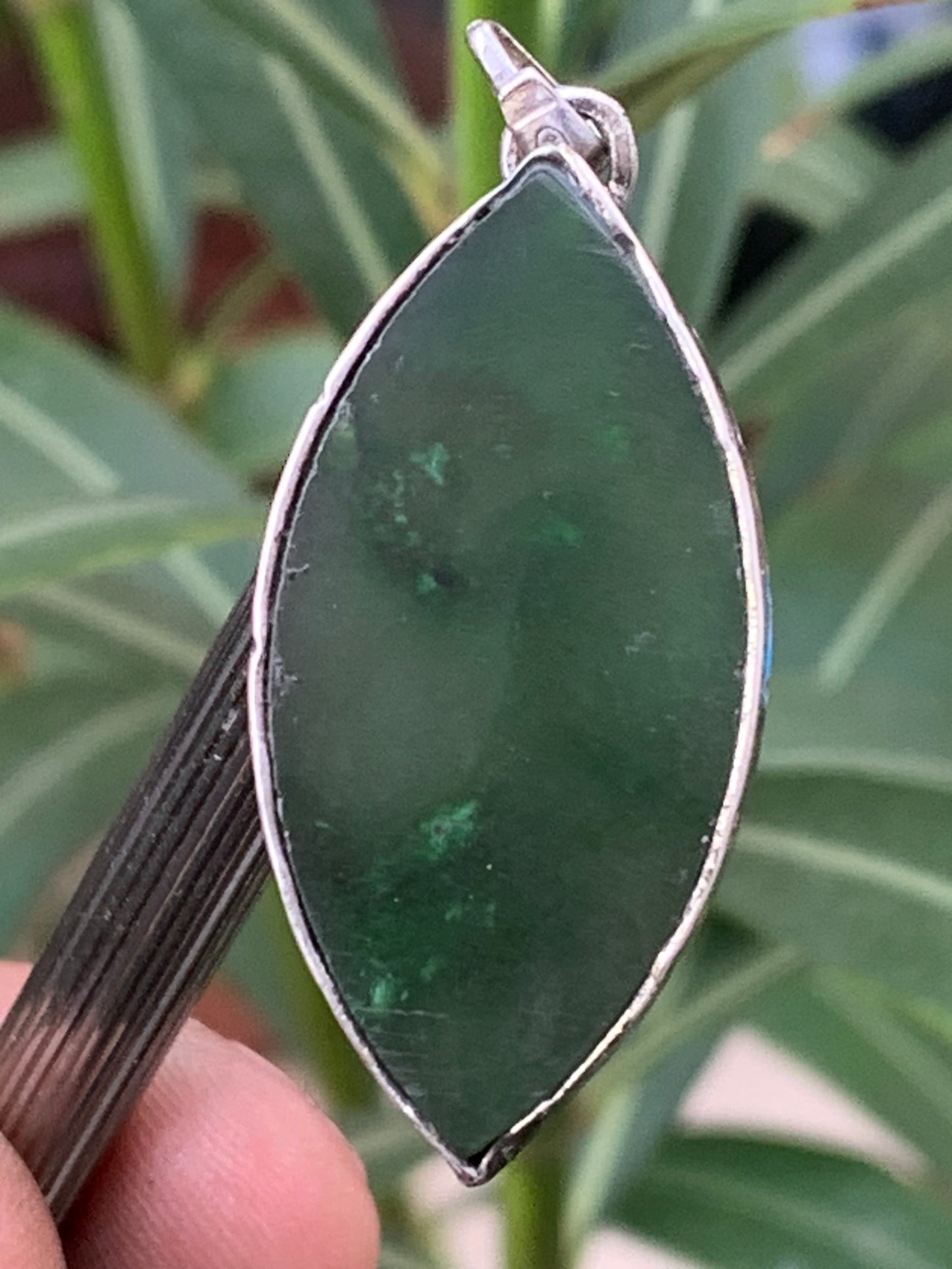 Jade, pendentif en Argent fait par G & Z, 47 mm de hauteur x 20 de largeur x 6 d'épaisseur. Vendu avec cordon réglable de couleur noire.