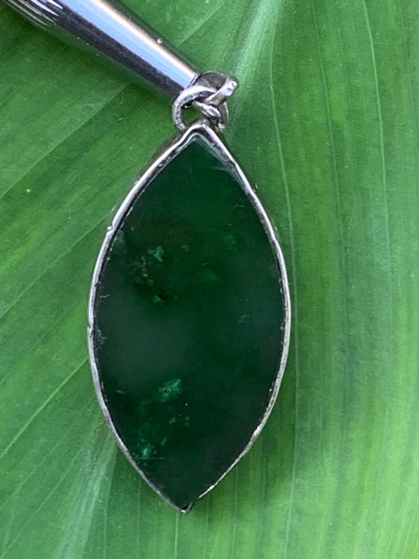 Jade, pendentif en Argent fait par G & Z, 47 mm de hauteur x 20 de largeur x 6 d'épaisseur. Vendu avec cordon réglable de couleur noire.