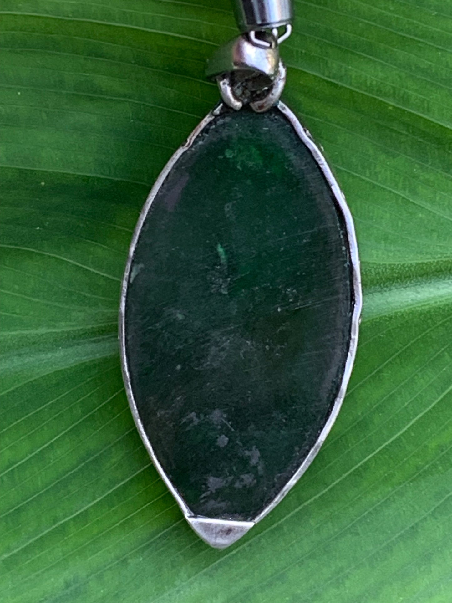 Jade, pendentif en Argent fait par G & Z, 47 mm de hauteur x 20 de largeur x 6 d'épaisseur. Vendu avec cordon réglable de couleur noire.