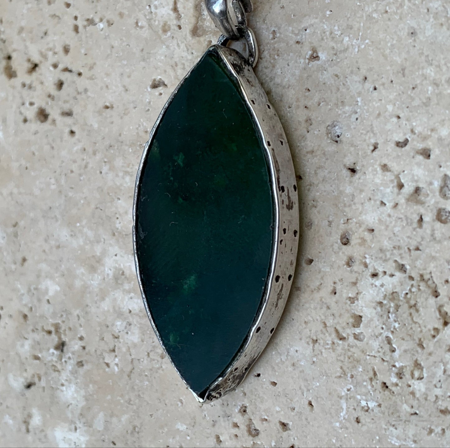 Jade, pendentif en Argent fait par G & Z, 47 mm de hauteur x 20 de largeur x 6 d'épaisseur. Vendu avec cordon réglable de couleur noire.