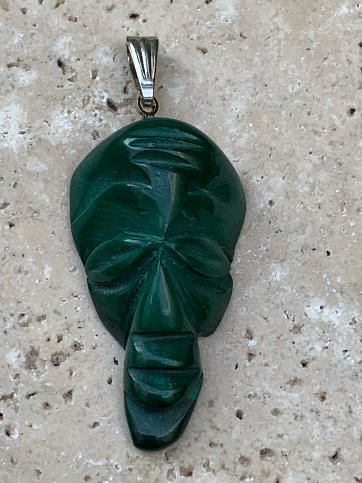 Malachite, superbe pendentif de 45 mm de hauteur x 17 de largeur x 10 d'épaisseur. Vendu avec cordon réglable de couleur noire.