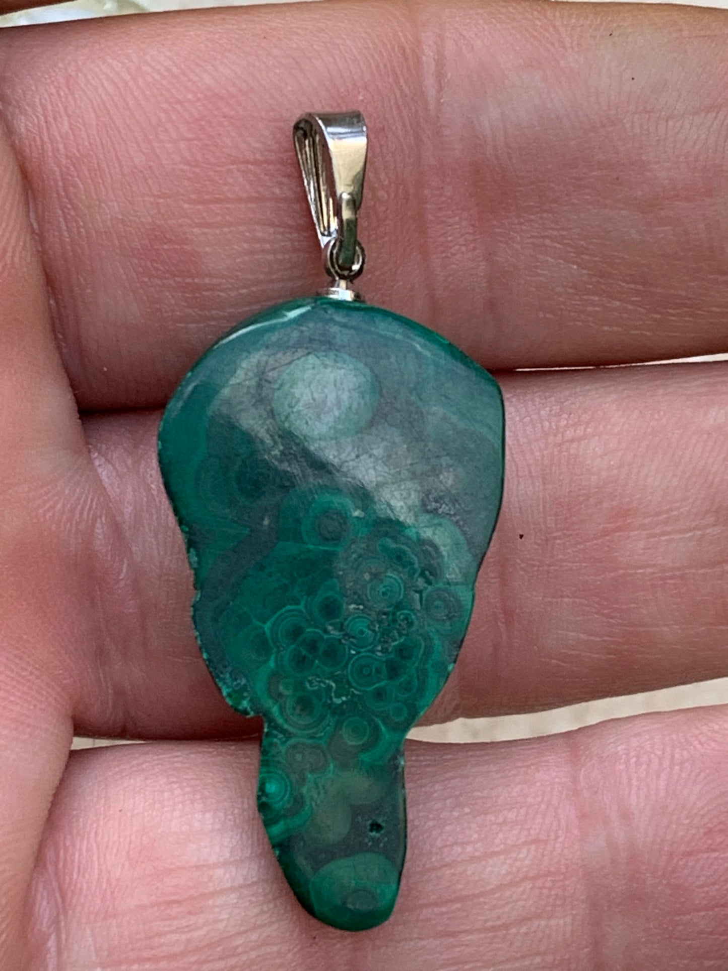 Malachite, superbe pendentif de 45 mm de hauteur x 17 de largeur x 10 d'épaisseur. Vendu avec cordon réglable de couleur noire.