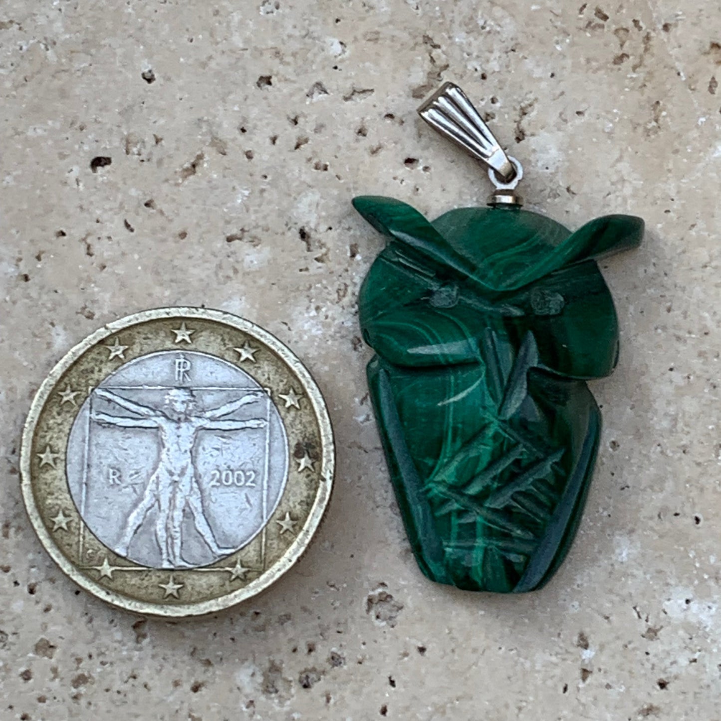 Malachite, superbe pendentif de 40 mm de hauteur x 22 de largeur x 9 d'épaisseur. Vendu avec cordon réglable de couleur noire.