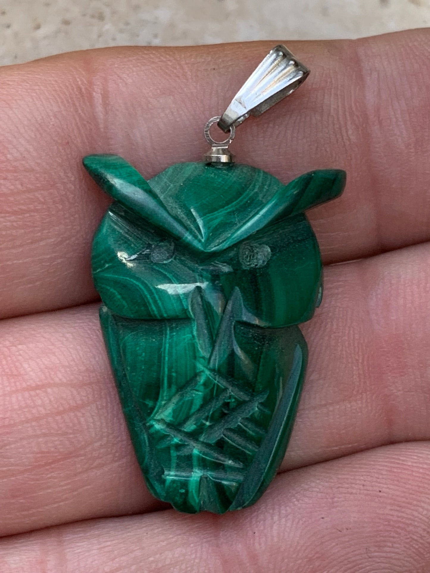 Malachite, superbe pendentif de 40 mm de hauteur x 22 de largeur x 9 d'épaisseur. Vendu avec cordon réglable de couleur noire.