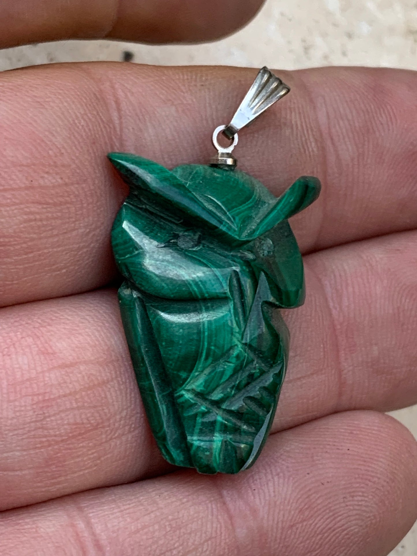Malachite, superbe pendentif de 40 mm de hauteur x 22 de largeur x 9 d'épaisseur. Vendu avec cordon réglable de couleur noire.